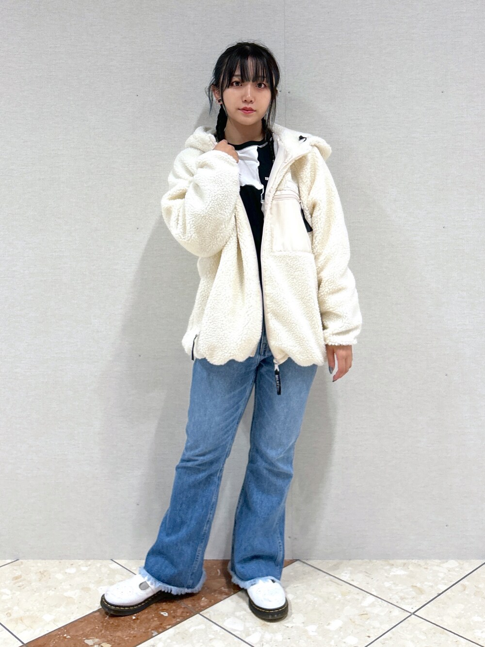 「ボアジャケット、秋服準備はじめました、オーバーサイズ、ミルクフェド、ミルクフェド(MILKFED.)、MILKFED.、フレアデニム、冬服、Dr.Martens、シンプルスタイル、ボアブルゾン、ootd、ユニセックス、秋先取りコーデ、オトナカワイイ」｜「MILKFED.のBOA ZIP UP HOODED JACKET（ブルゾン、ホワイト系）」を使った、レイナさん（レディース・154cm）の秋コーディネートの1枚目の写真