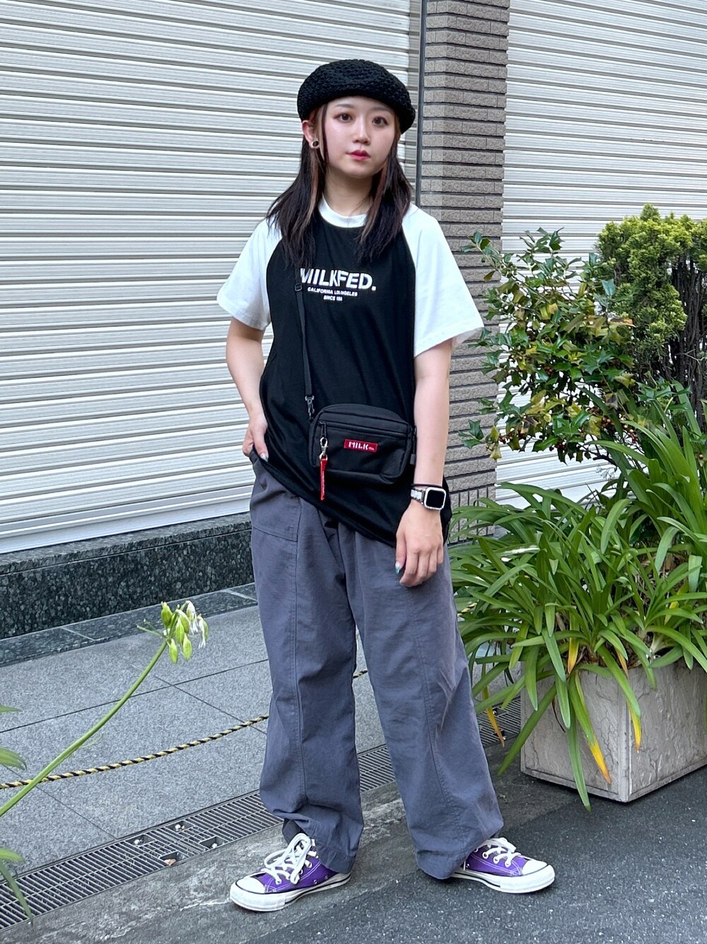 「MILKFED.、ミルクフェド、ミルクフェド(MILKFED.)、ストリートコーデ、メンズライク、ラグランTシャツ、ZOZOセール2023夏、おしゃれさんと繋がりたい、converse、コンバース、今日のコーデ、骨格ウェーブ、Tシャツコーデ、ootd、大人カジュアル」｜「MILKFED.のROUND HEM RAGLAN S/S TOP（Tシャツ/カットソー、ブラック系）」を使った、レイナさん（レディース・154cm）の夏コーディネートの1枚目の写真