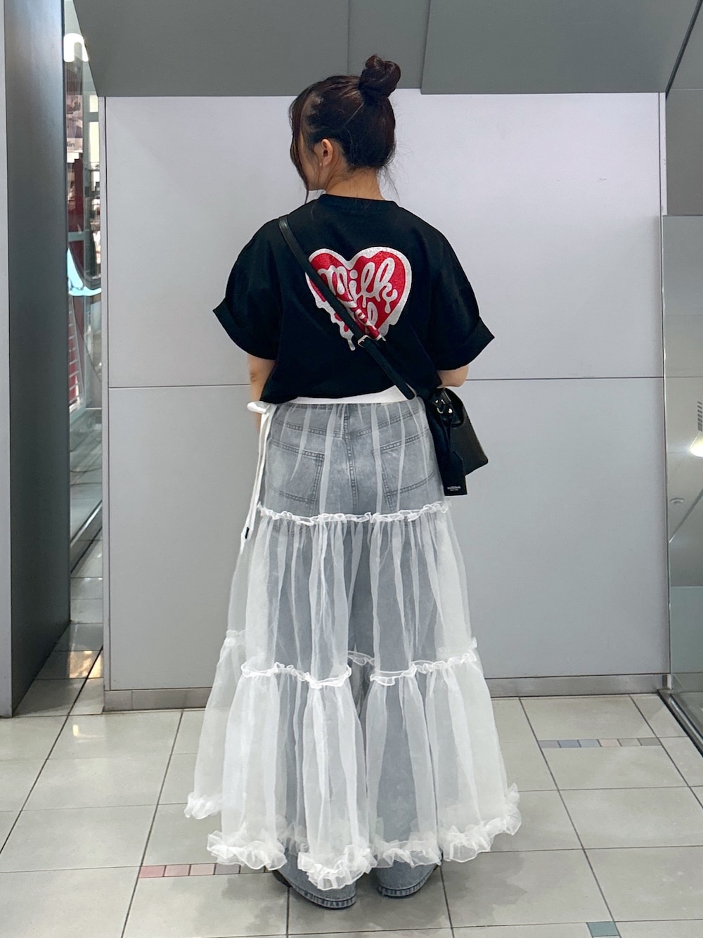 「ミルクフェド、ミルクフェド(MILKFED.)、MILKFED.、グリッター、ハート、チュールスカート、デニムパンツ、レイヤードスタイル、ショルダーバッグ、ロゴT、Tシャツ、春夏コーデ、今日のコーデ、着回しコーデ、大人カジュアル」｜「MILKFED.のMELTY HEART S/S TEE（Tシャツ/カットソー、ブラック系）」を使った、レイナさん（レディース・154cm）の春コーディネートの1枚目の写真