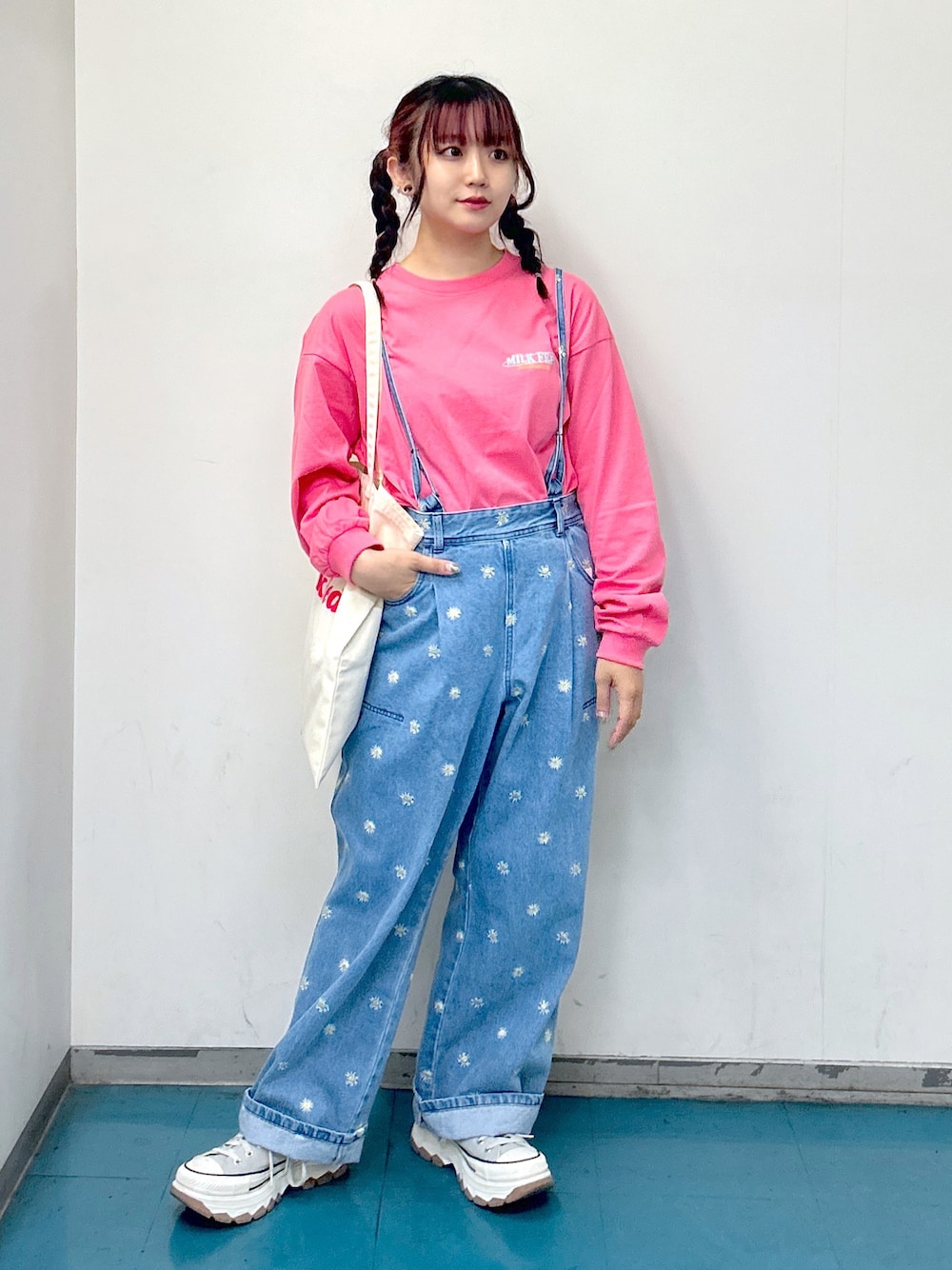 「WEARyouthコーデ、秋服準備はじめました、ミルクフェド、ミルクフェド(MILKFED.)、MILKFED.、サロペット、ロンT、お洒落さんとつながりたい、大人カジュアル、秋先取りコーデ、今日のコーデ、カジュアルコーデ、Kawaii、ootd、骨格ウェーブ」｜「MILKFED.のGO AROUND MILKFED WIDE L/S TEE（Tシャツ/カットソー、ピンク系）」を使った、レイナさん（レディース・154cm）の夏コーディネートの1枚目の写真