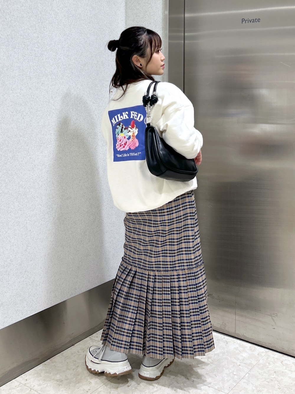 「ファッションを楽しもう、WEARyouthコーデ、ミルクフェド、ミルクフェド(MILKFED.)、MILKFED.、お出かけコーデ、デートスタイル（WOMEN）、チェック、チェックスカート、スウェット、スニーカー、きれいめカジュアル、淡色コーデ、クリスマスに着たい服、大人かわいい」｜「MILKFED.のPLAID PLEATED HEM SKIRT（スカート、グレー系）」を使った、レイナさん（レディース・154cm）の秋コーディネートの1枚目の写真
