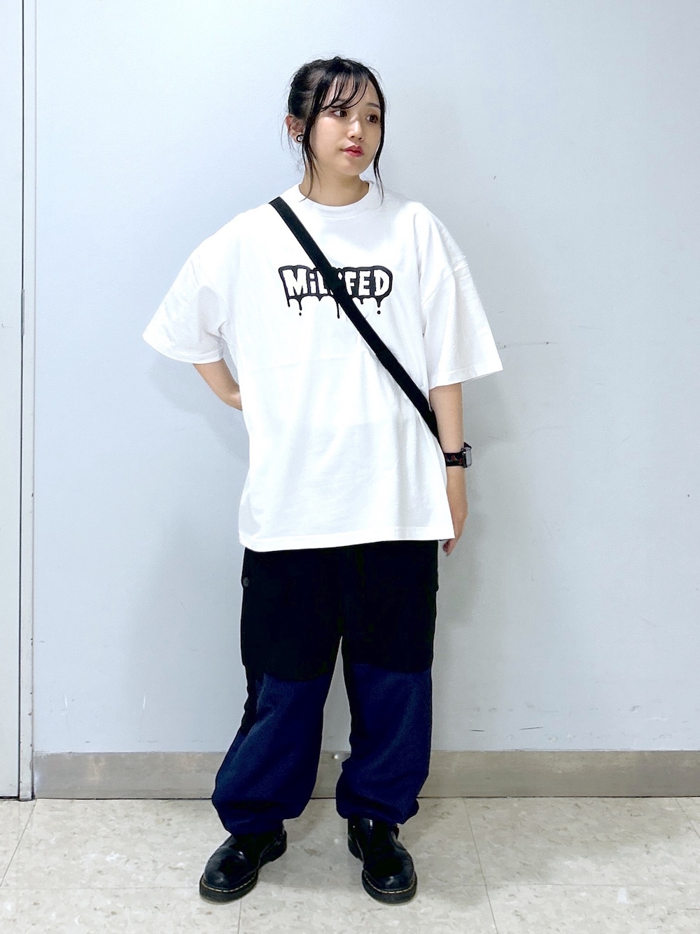 「ミルクフェド、ミルクフェド(MILKFED.)、MILKFED.、オーバーサイズ、ビッグT、カーゴパンツ、ショルダーバッグ、夏だ！Tシャツ着よう！、フェスコーデ、休日スタイル、ラクチンコーデ、ootd、ストリート、シンプルスタイル、白Tシャツ」｜「MILKFED.のCARGO PANTS（カーゴパンツ、ブラック系）」を使った、レイナさん（レディース・154cm）の夏コーディネートの1枚目の写真