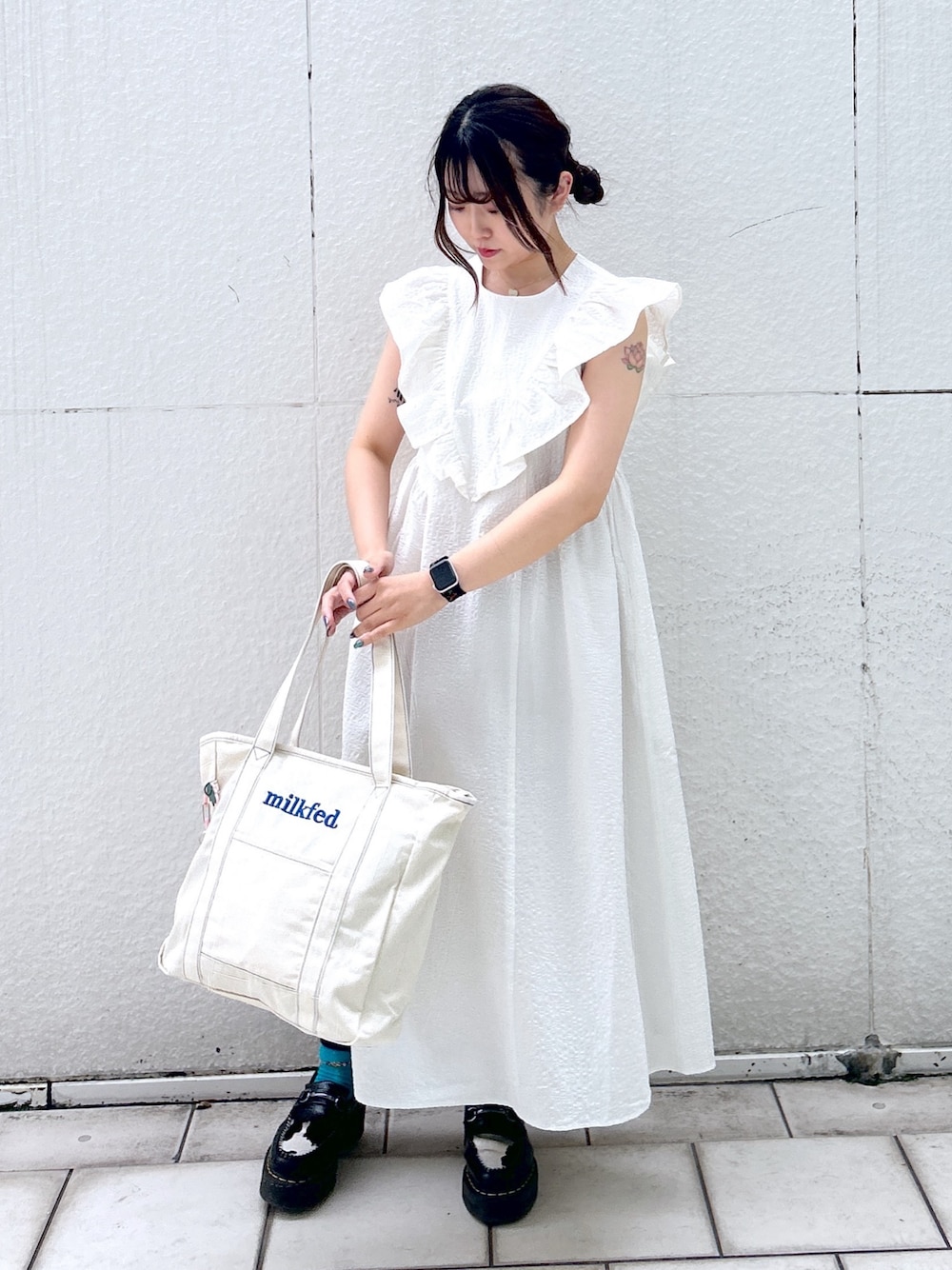 「ミルクフェド、MILKFED.、ミルクフェド(MILKFED.)、ワンピース、ドレス、ホワイトコーデ、トートバッグ、春夏コーデ、お出かけコーデ、デートコーデ、ピクニック、きれいめカジュアル、初夏コーデ、春ファッション、ワンピーススタイル」｜「MILKFED.のCONTRAST STITCH TOTE BAG（トートバッグ、ブルー系）」を使った、レイナさん（レディース・154cm）の春コーディネートの1枚目の写真