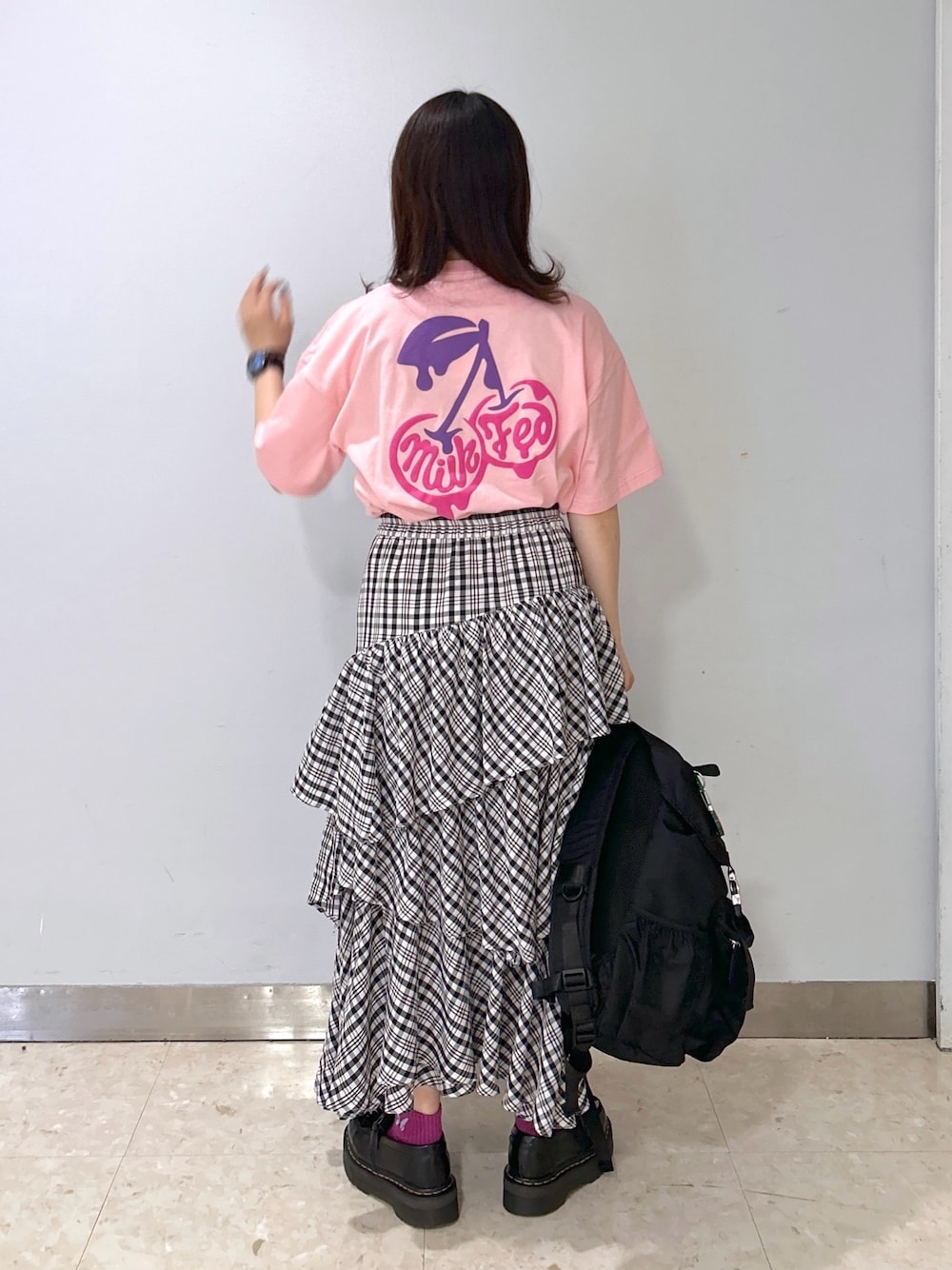 「ミルクフェド、ミルクフェド(MILKFED.)、MILKFED.、チェックスカート、ティアードスカート、さくらんぼ、ピンク、Tシャツ、リュック、休日スタイル、大人かわいい、今日のコーデ、お出かけコーデ、スカートスタイル、着回しコーデ」｜「MILKFED.のMELT CHERRY WIDE S/S TEE（Tシャツ/カットソー、ピンク系）」を使った、レイナさん（レディース・154cm）の春コーディネートの1枚目の写真