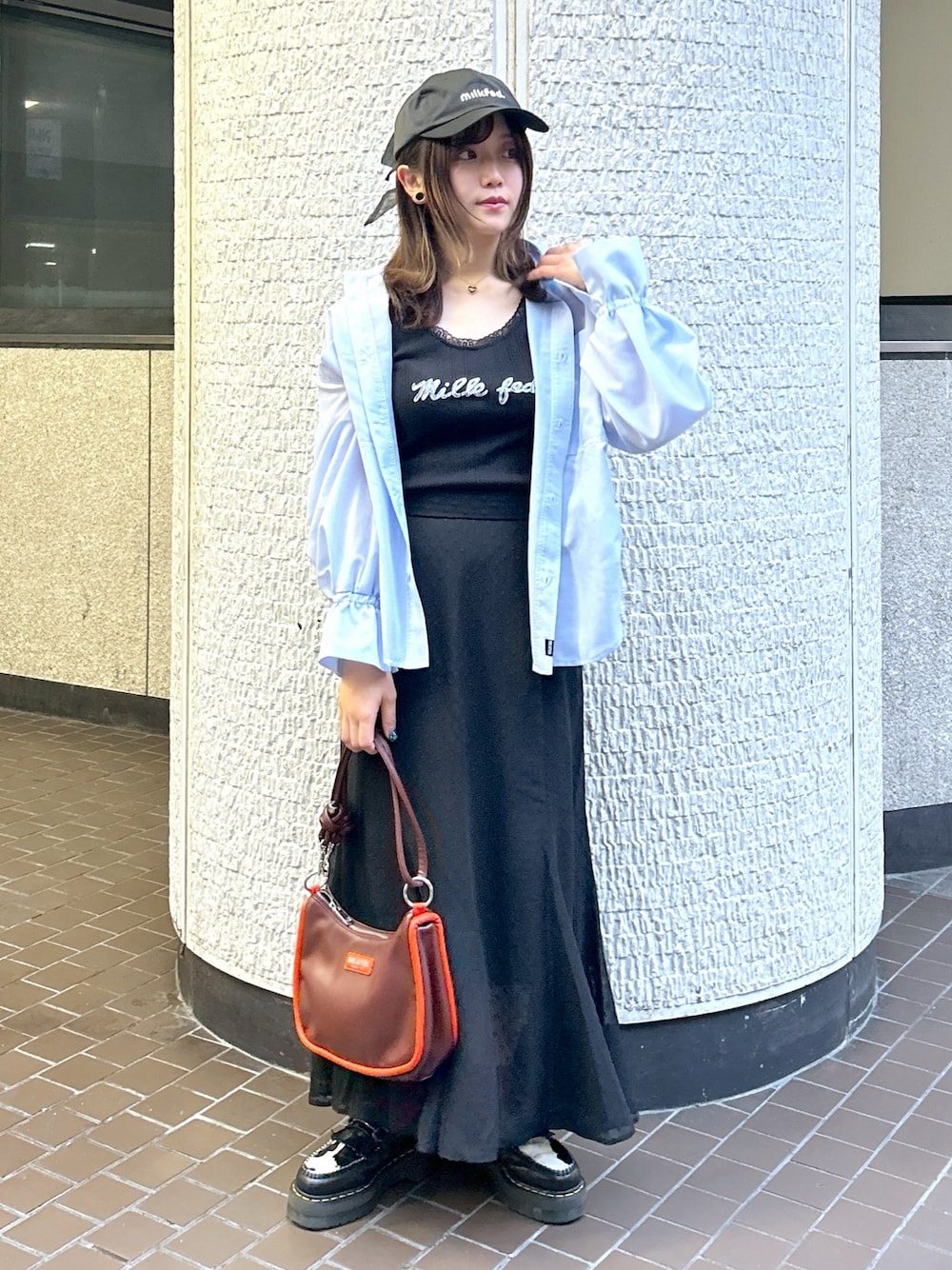 「ミルクフェド、ミルクフェド(MILKFED.)、MILKFED.、シースルートップス、キャミソール、キャップ、ショルダーバッグ、マーメイドスカート、キレイめカジュアル、春服コーデ、大人カジュアル、着回しコーデ、ライトブルー、カラーコーデ、お出かけコーデ」｜「MILKFED.のSIDE DRAWSTRING SHIRT（シャツ/ブラウス、ブルー系）」を使った、レイナさん（レディース・154cm）の春コーディネートの1枚目の写真