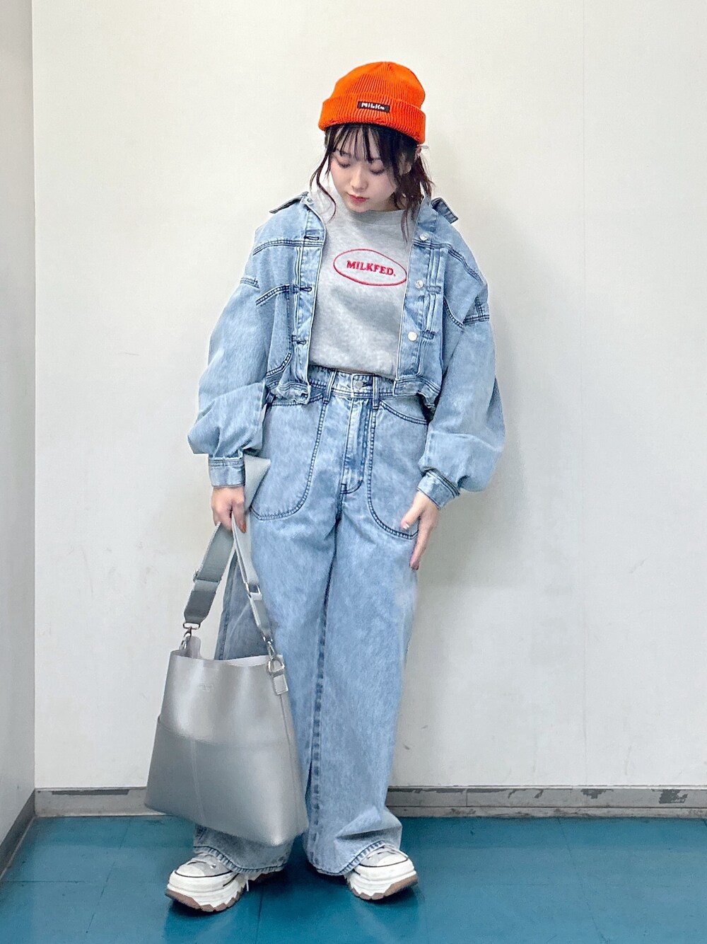 「ミルクフェド、ミルクフェド(MILKFED.)、MILKFED.、セットアップ、デニム、デニムジャケット、ニット帽、ショルダーバッグ、休日スタイル、ストリート、スウェット、ブルー、シルバー、お出かけコーデ、冬を彩る色いろコーデ」｜「MILKFED.のFAUX LEATHER BAG（ショルダーバッグ、シルバー系）」を使った、レイナさん（レディース・154cm）の冬コーディネートの1枚目の写真