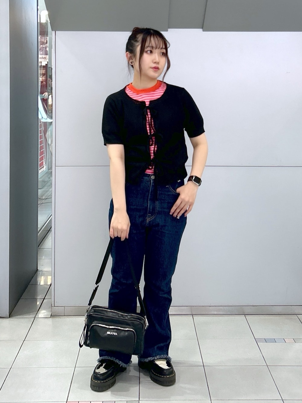 「ミルクフェド、ミルクフェド(MILKFED.)、MILKFED.、ボーダー、ニットボレロ、ボレロ、フレアデニム、ショルダーバッグ、春のNewスタイル、お出かけコーデ、春服コーデ、大人カジュアル、大人可愛い、ピンク、レイヤード」｜「MILKFED.のSTRIPED S/S TOP（Tシャツ/カットソー、レッド系）」を使った、レイナさん（レディース・154cm）の春コーディネートの1枚目の写真