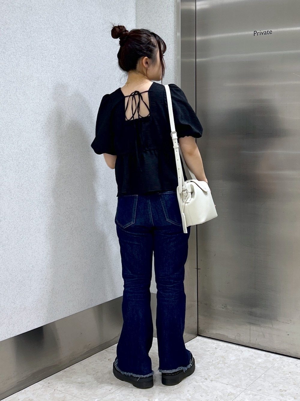 「ミルクフェド、ミルクフェド(MILKFED.)、MILKFED.、フレアデニム、パフスリーブ、ブラウス、春服みてみて、大人かわいい、お出かけコーデ、デートコーデ、ショルダーバッグ、ドクターバッグ、大人ガーリー、きれいめコーディネート、骨格ウェーブ」｜「MILKFED.のPUFF SLEEVE BLOUSE（シャツ/ブラウス、ブラック系）」を使った、レイナさん（レディース・154cm）の春コーディネートの1枚目の写真