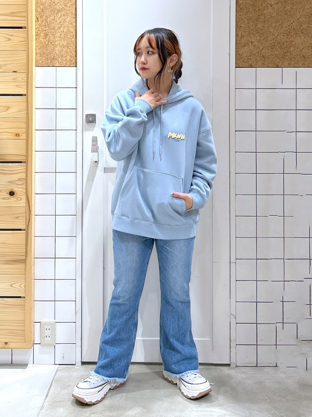 「アツいコーデ全部見せ、秋服準備はじめました、おでかけコーデ、フレアデニム、フーディー、パーカー、シンプルコーデ、ライトブルー、お洒落さんとつながりたい、裏起毛、カラーコーデ、ミルクフェド、ミルクフェド(MILKFED.)、MILKFED.、ブルー」｜「MILKFED.のMOVEMENT LOGO SWEAT HOODIE（パーカー、ブルー系）」を使った、レイナさん（レディース・154cm）の夏コーディネートの1枚目の写真