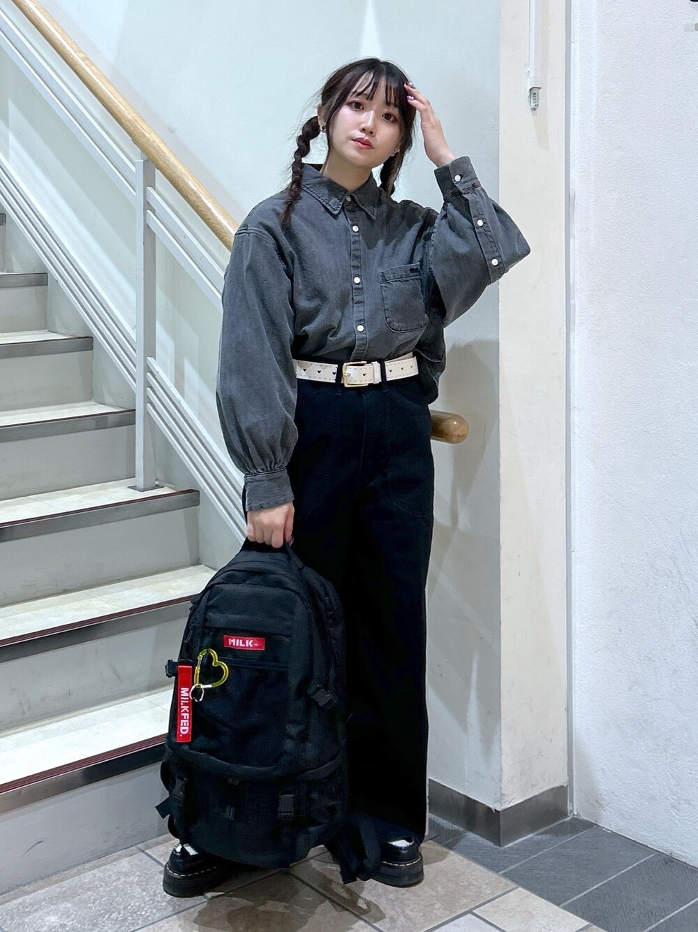 「ミルクフェド、ミルクフェド(MILKFED.)、MILKFED.、デニムシャツ、ワイドデニム、バックパック、リュック、ベルト、おでかけコーデ、メンズライク、ストリート、ワントーンコーデ、春服みてみて、低身長コーデ、ブラックコーデ」｜「MILKFED.のDENIM SHIRT（シャツ/ブラウス、ブラック系）」を使った、レイナさん（レディース・154cm）の冬コーディネートの1枚目の写真