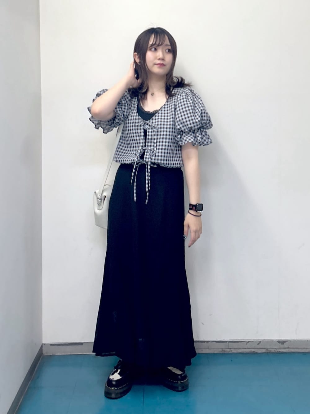 「ミルクフェド、ミルクフェド(MILKFED.)、MILKFED.、マーメイドスカート、ブラウス、チェックシャツ、大人可愛い、ドクターバッグ、お出かけコーデ、モノトーン、初夏コーデ、ガーリー、骨格ウェーブ」｜「MILKFED.のDOCTOR BAG（ショルダーバッグ、ホワイト系）」を使った、レイナさん（レディース・154cm）の春コーディネートの1枚目の写真