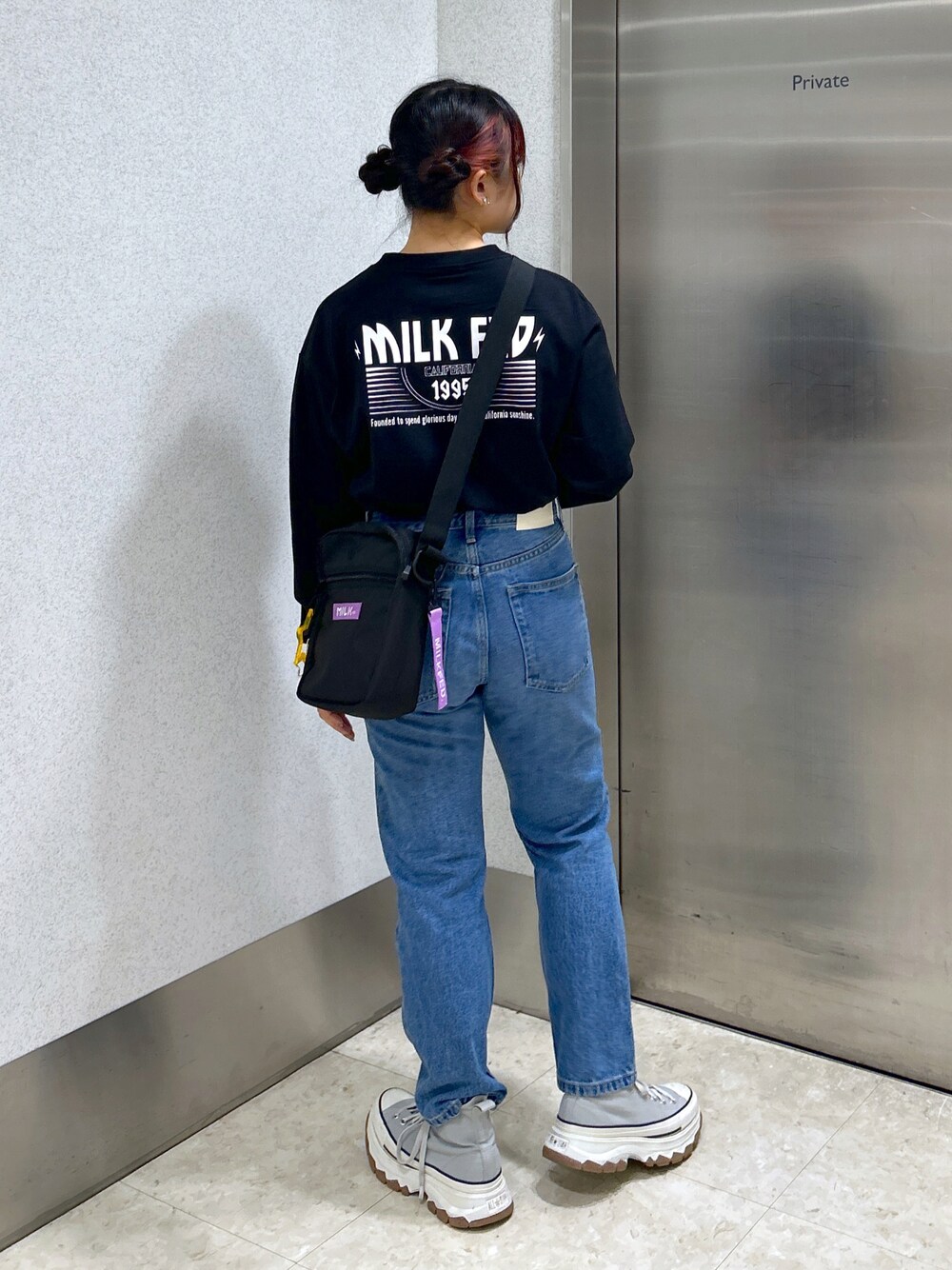 「WEARyouthコーデ、秋服準備はじめました、ミルクフェド、ミルクフェド(MILKFED.)、MILKFED.、着回しコーデ、おでかけコーデ、シンプルコーデ、デニムパンツ、ショルダーバッグ、今日のコーデ、骨格ウェーブ、大人カジュアル、秋服、秋服コーデ」｜「MILKFED.のLIGHTNING LOGO L/S TEE（Tシャツ/カットソー、ブラック系）」を使った、レイナさん（レディース・154cm）の夏コーディネートの1枚目の写真