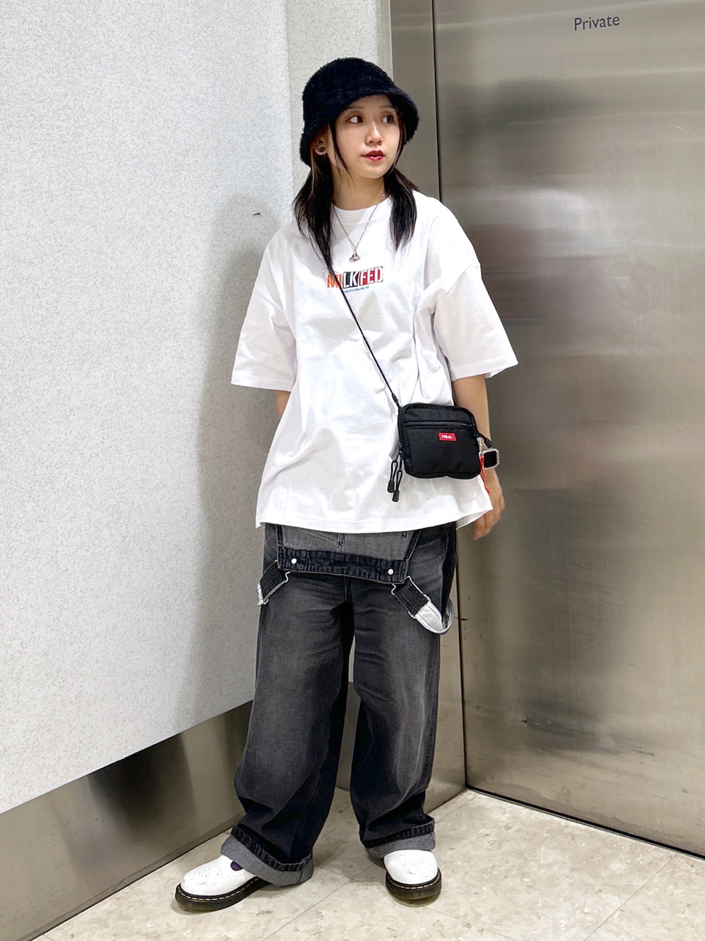 「ミルクフェド、ミルクフェド(MILKFED.)、MILKFED.、ZOZOセール2023夏、ビッグシルエット、ストリートコーデ、オーバーサイズ、オーバーオール、Dr.Martens、メンズコーデ、メンズライク、ロゴT、Tシャツ、夏コーデ、着回しコーデ」｜「INGNIのシャギーハット（ハット、ブラック系）」を使った、レイナさん（レディース・154cm）の夏コーディネートの1枚目の写真