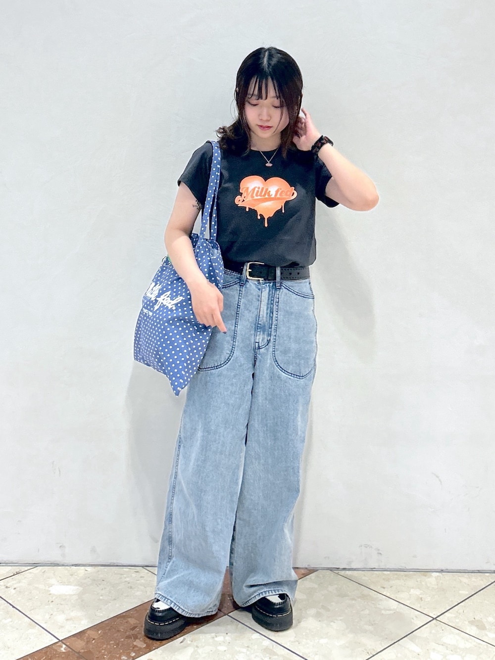 「ミルクフェド、ミルクフェド(MILKFED.)、MILKFED.、Tシャツ、デニムパンツ、ワイドデニム、トートバッグ、オレンジ、ストリート、初夏コーデ、着回しコーデ、カジュアル、Tシャツコーデ、ootd、大人カジュアル」｜「MILKFED.のELLIPSE LOGO NECKLACE（ネックレス、ピンク系）」を使った、レイナさん（レディース・154cm）の春コーディネートの1枚目の写真