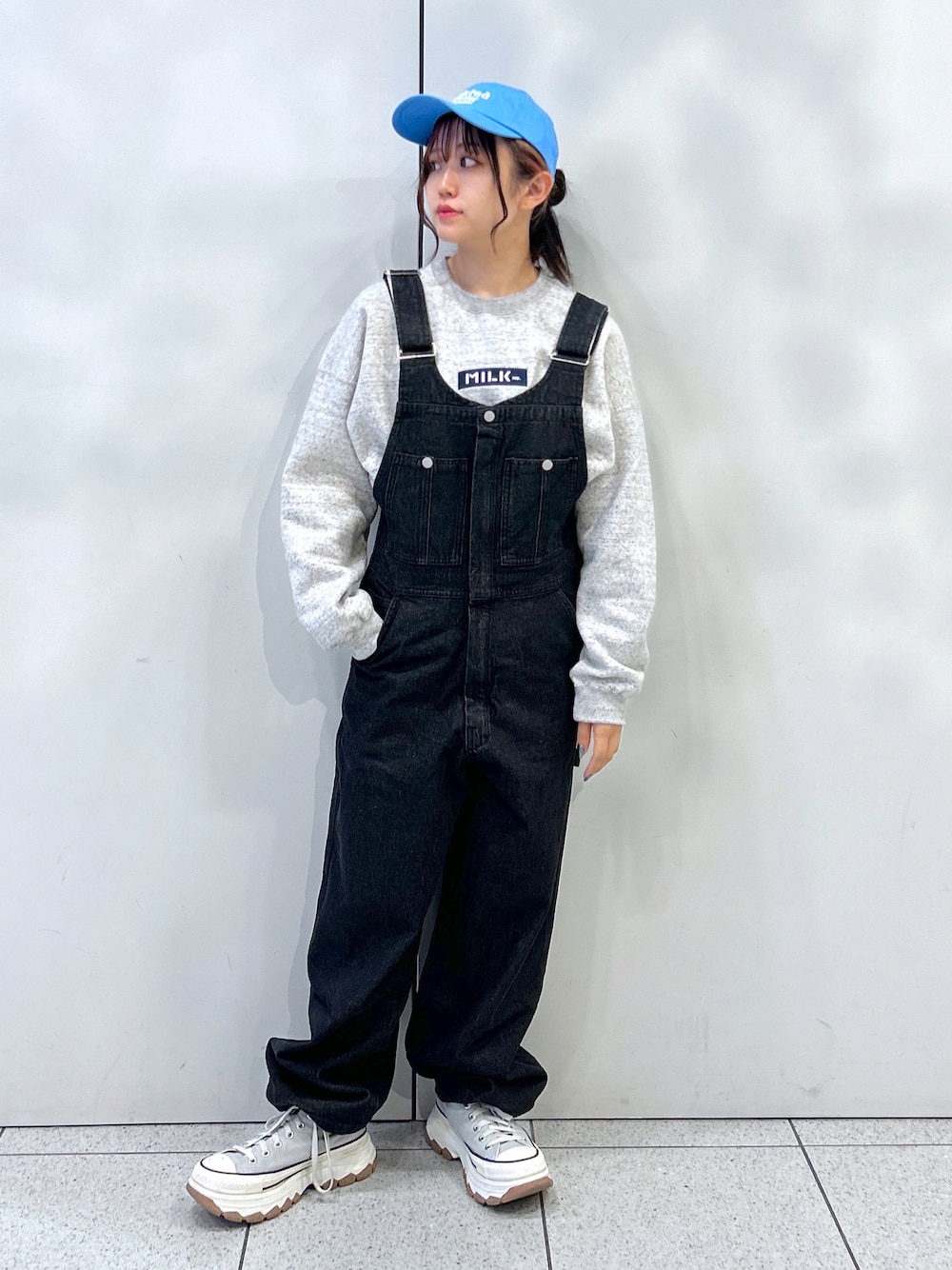 「カラー×コーデ、スウェット、トレーナー、オーバーオール、オーバーサイズ、ミルクフェド、ミルクフェド(MILKFED.)、MILKFED.、ディズニーコーデ、おしゃれさんと繋がりたい、骨格ウェーブ、低身長、キャップ女子、厚底スニーカー、秋服準備はじめました」｜「MILKFED.のDENIM OVERALLS（サロペット/オーバーオール、ブラック系）」を使った、レイナさん（レディース・154cm）の秋コーディネートの1枚目の写真