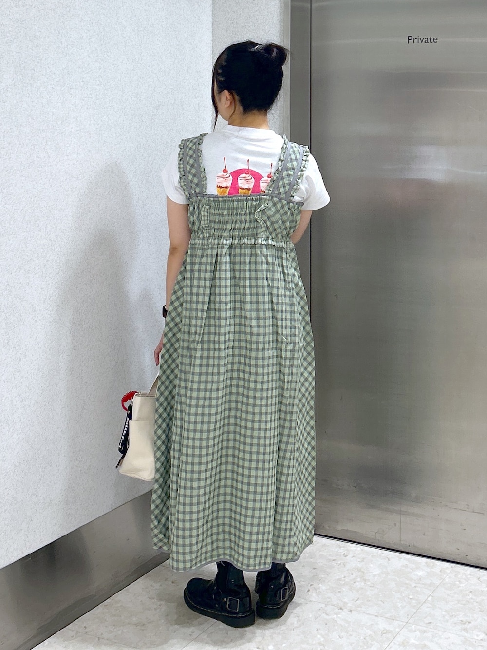 「ミルクフェド、ミルクフェド(MILKFED.)、MILKFED.、きれいめカジュアル、夏だ！Tシャツ着よう！、ワンピース、休日スタイル、大人かわいい、ootd、グリーン、ショルダーバッグ、低身長コーデ、お出かけコーデ、夏コーデ、骨格ウェーブ」｜「MILKFED.のGINGHAM CHECK RUFFLE DRESS（ワンピース、グリーン系）」を使った、レイナさん（レディース・154cm）の夏コーディネートの1枚目の写真