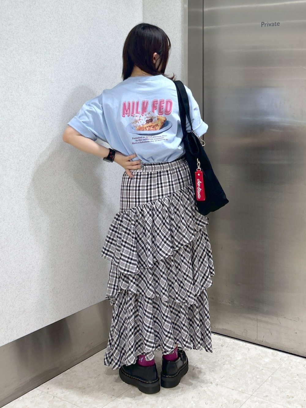 「ミルクフェド、MILKFED.、ミルクフェド(MILKFED.)、チェックスカート、Tシャツ、春ファッション、ライトブルー、トートバッグ、キャンバストート、aqostudiospace、ティアードスカート、お出かけコーデ、初夏コーデ、休日スタイル、プリントT」｜「MILKFED.のPLAID TIERED SKIRT（スカート、ブラック系）」を使った、レイナさん（レディース・154cm）の春コーディネートの1枚目の写真