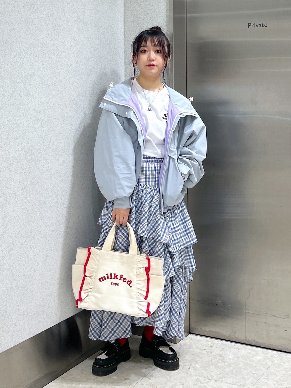 「ミルクフェド、ミルクフェド(MILKFED.)、MILKFED.、マウンテンパーカー、ティアードスカート、ショルダーバッグ、春コーデ、お出かけコーデ、水色、ブルー、ブルーコーデ、ジャケット」｜「MILKFED.のRUFFLE BAG /2WAYショルダーバッグ トートバッグ/A4収納（ショルダーバッグ、レッド系）」を使った、レイナさん（レディース・154cm）の冬コーディネートの1枚目の写真