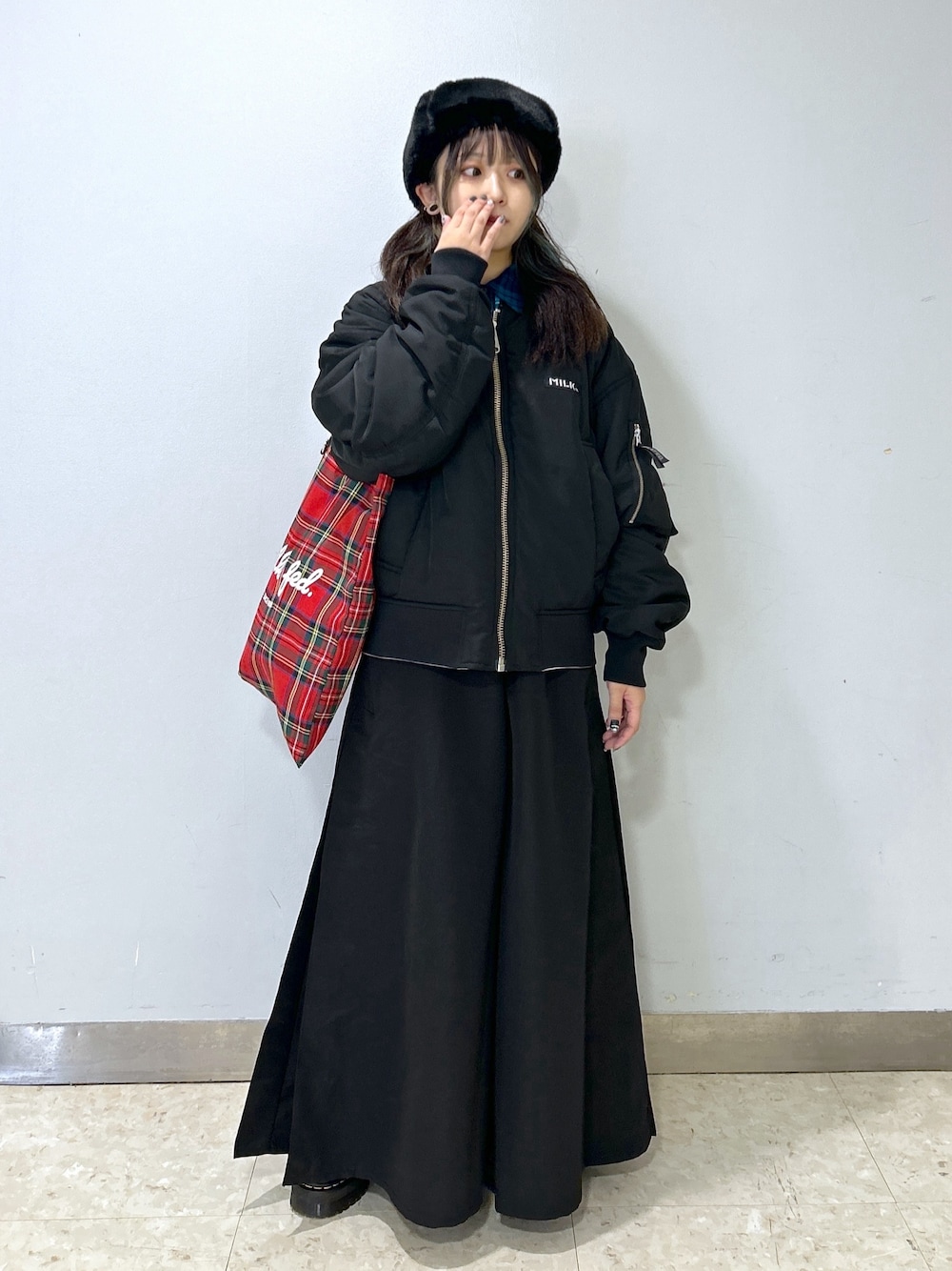 「ミルクフェド、ミルクフェド(MILKFED.)、MILKFED.、MA-1、フレアスカート、チェック、チェック柄、フライトキャップ、クリスマスに着たい服、冬アウター、デートスタイル（WOMEN）、きれいめカジュアル、お出かけコーデ、ootd、あったかコーデ」｜「MILKFED.のREVERSIBLE MA-1 FLIGHT JACKET（MA-1、ブラック系）」を使った、レイナさん（レディース・154cm）の冬コーディネートの1枚目の写真