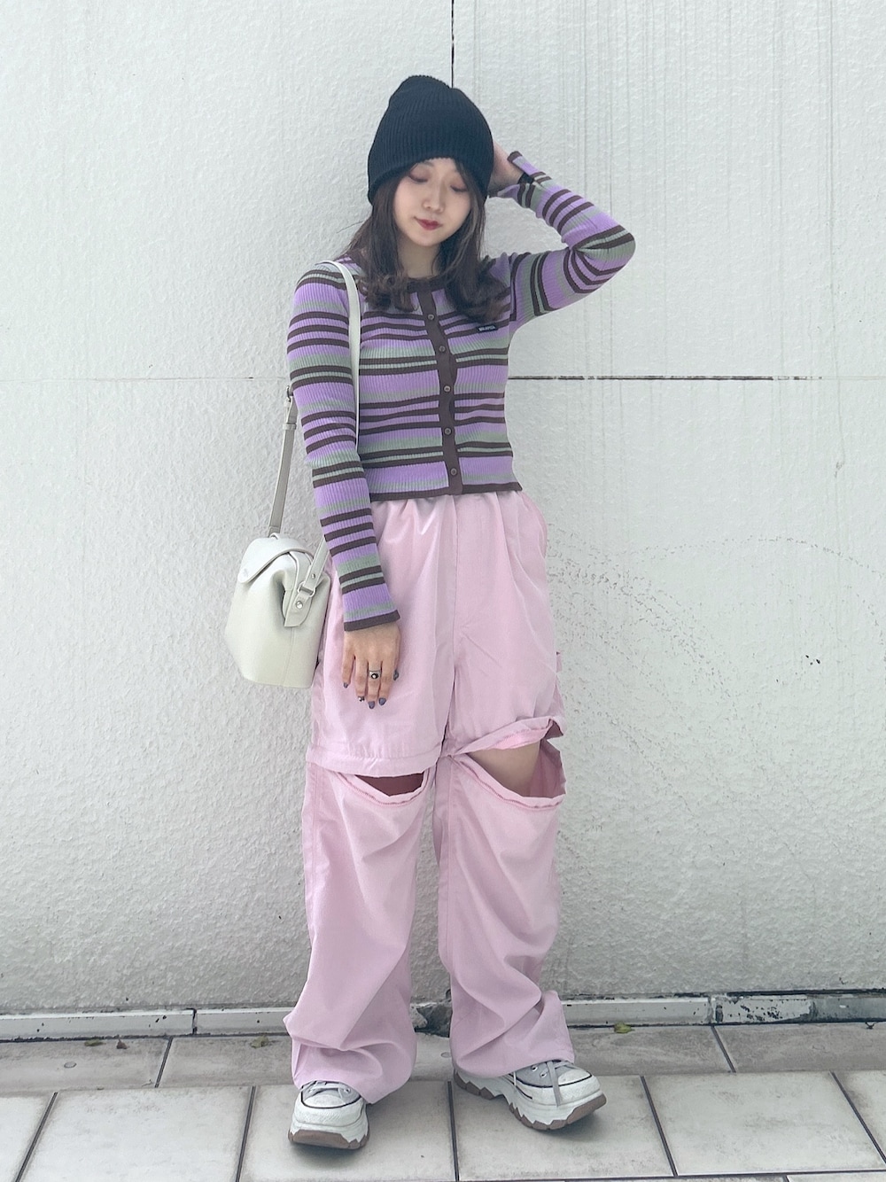 「ミルクフェド、ミルクフェド(MILKFED.)、MILKFED.、カーディガン、カーゴパンツ、２ＷＡＹ、ショルダーバッグ、ストリート、ストリートコーデ、ピンク、パープル、休日スタイル、お出かけコーデ、今日のコーデ、ootd」｜「MILKFED.のSTRIPE KNIT FITTED CARDIGAN（カーディガン/ボレロ、パープル系）」を使った、レイナさん（レディース・154cm）の春コーディネートの1枚目の写真