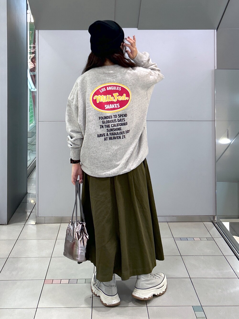 「WEARyouthコーデ、ミルクフェド、ミルクフェド(MILKFED.)、MILKFED.、トレーナー、スウェット、ショルダーバッグ、シルバー、ニット帽、お出かけコーデ、休日スタイル、ラクチンコーデ、ジャンスカ、今日のコーデ、ootd」｜「MILKFED.のSHAKE SHOP SWEATSHIRT（スウェット、その他）」を使った、レイナさん（レディース・154cm）の冬コーディネートの1枚目の写真