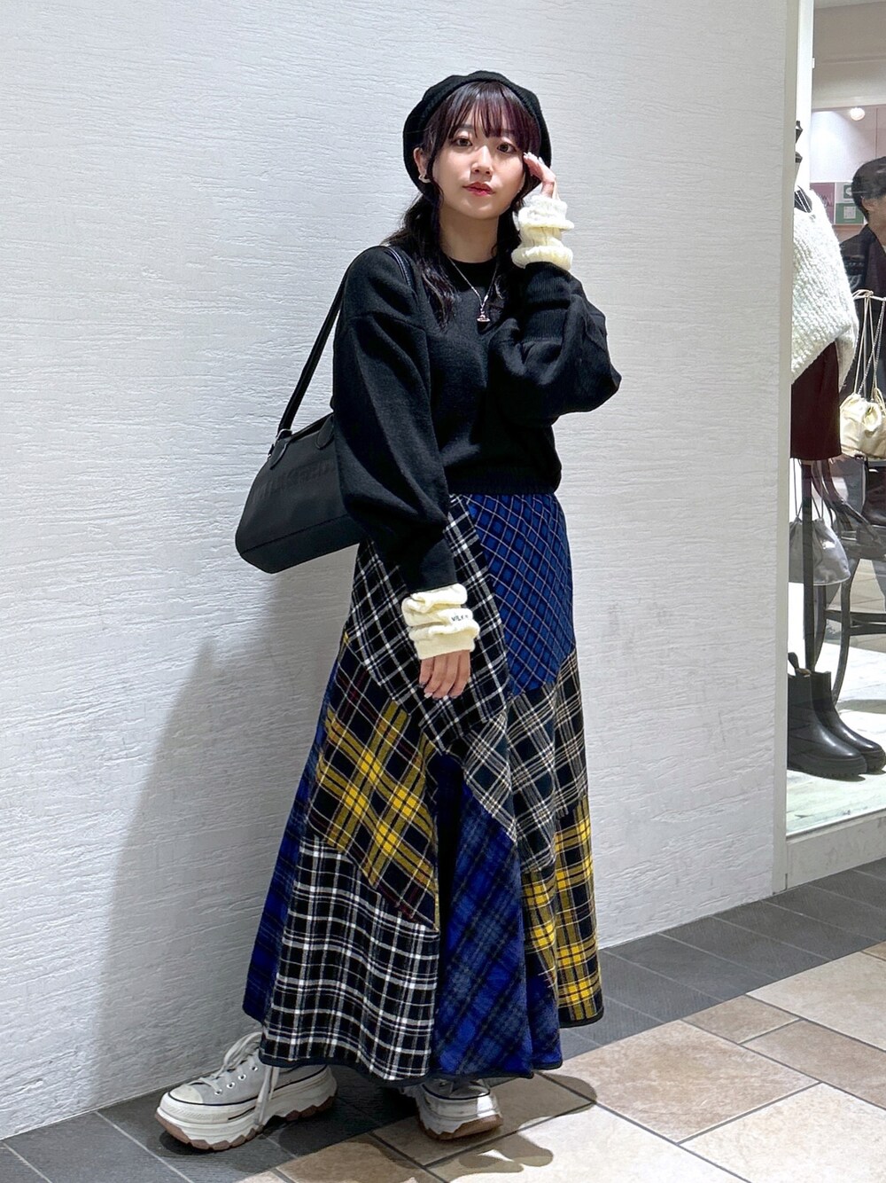 「秋服まるっと大公開、ミルクフェド、ミルクフェド(MILKFED.)、MILKFED.、アームウォーマー、チェックスカート、フレアスカート、ニットコーデ、秋服、ベレー帽、converse、カジュアルコーデ、大人カジュアル、秋のコーデ、お洒落さんとつながりたい」｜「MILKFED.のJACQUARD LOGO KNIT TOP（ニット/セーター、ブラック系）」を使った、レイナさん（レディース・154cm）の秋コーディネートの1枚目の写真