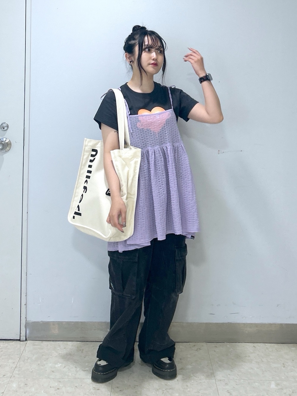 「ミルクフェド、ミルクフェド(MILKFED.)、MILKFED.、レイヤードスタイル、お出かけコーデ、アツいコーデ全部見せ、リボン、バレエコア、パープル、チビT、トートバッグ、154cmコーデ、デニムカーゴパンツ、カーゴパンツ、夏ファッション」｜「MILKFED.のRIBBON CAMISOLE（キャミソール、パープル系）」を使った、レイナさん（レディース・154cm）の夏コーディネートの1枚目の写真