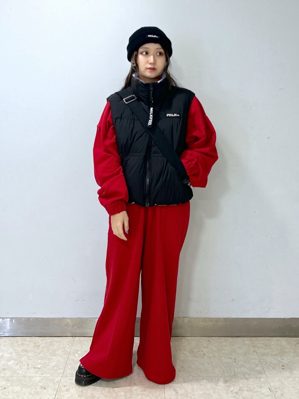 「ミルクフェド、ミルクフェド(MILKFED.)、MILKFED.、パファーベスト、ダウンベスト、ニット帽、ワイドパンツ、冬を彩る色いろコーデ、ハーフジップ、スウェット、ストリート、メンズライク、カラーコーデ、レッド、赤×黒」｜「MILKFED.のBAR LOGO CRASH KNIT CAP（ニットキャップ/ビーニー、ブラック系）」を使った、レイナさん（レディース・154cm）の冬コーディネートの1枚目の写真