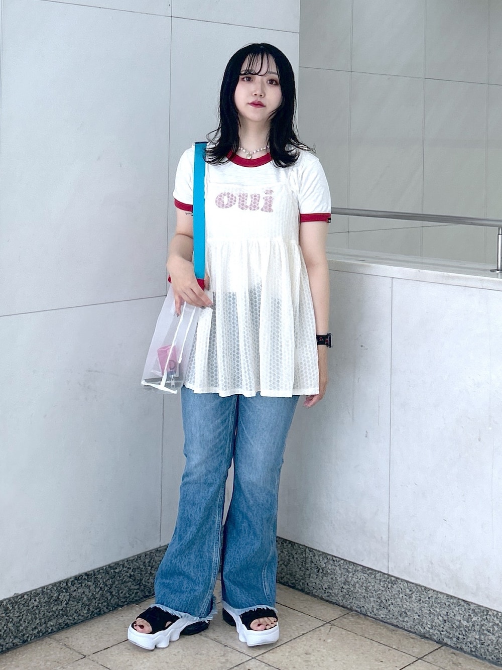 「ミルクフェド、ミルクフェド(MILKFED.)、MILKFED.、夏だ！Tシャツ着よう！、きれいめカジュアル、レイヤードスタイル、リンガーTシャツ、フレアデニム、休日スタイル、お出かけコーデ、低身長コーデ、NIKE AIR MAX、リボン、ootd、メッシュバッグ」｜「MILKFED.のMESH 2WAY BAG（ショルダーバッグ、ホワイト系）」を使った、レイナさん（レディース・154cm）の夏コーディネートの1枚目の写真