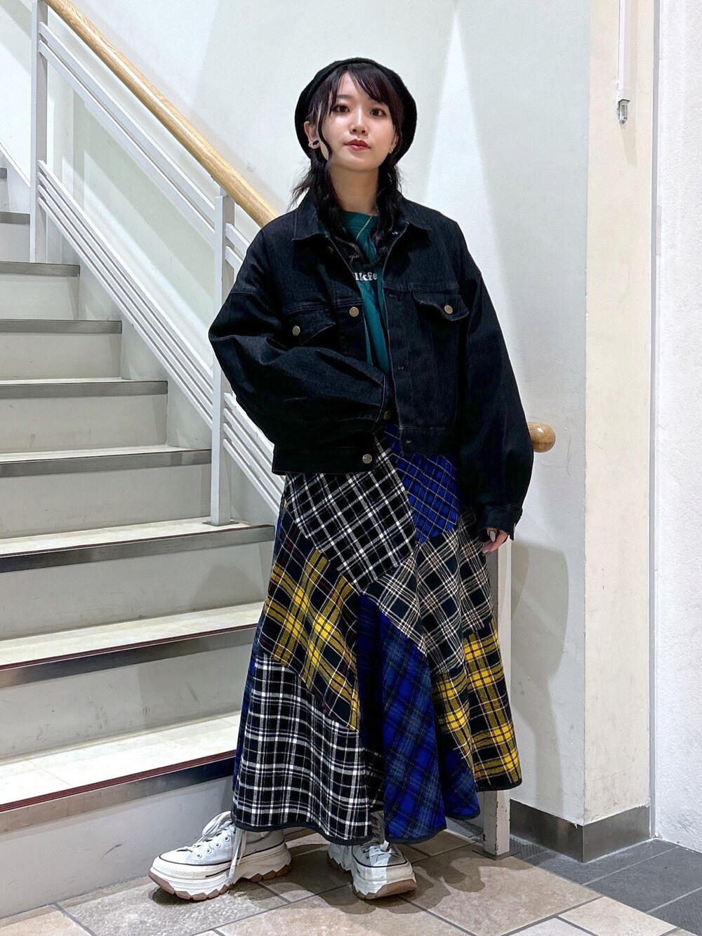 「秋服まるっと大公開、ミルクフェド、ミルクフェド(MILKFED.)、MILKFED.、converse、チェックスカート、デニムジャケット、フレアスカート、トレーナー、スウェット、低身長、秋服、秋カラー、お洒落さんとつながりたい、秋のコーデ」｜「MILKFED.のPLAID PATCHWORK SKIRT（スカート、ブラック系）」を使った、レイナさん（レディース・154cm）の秋コーディネートの1枚目の写真