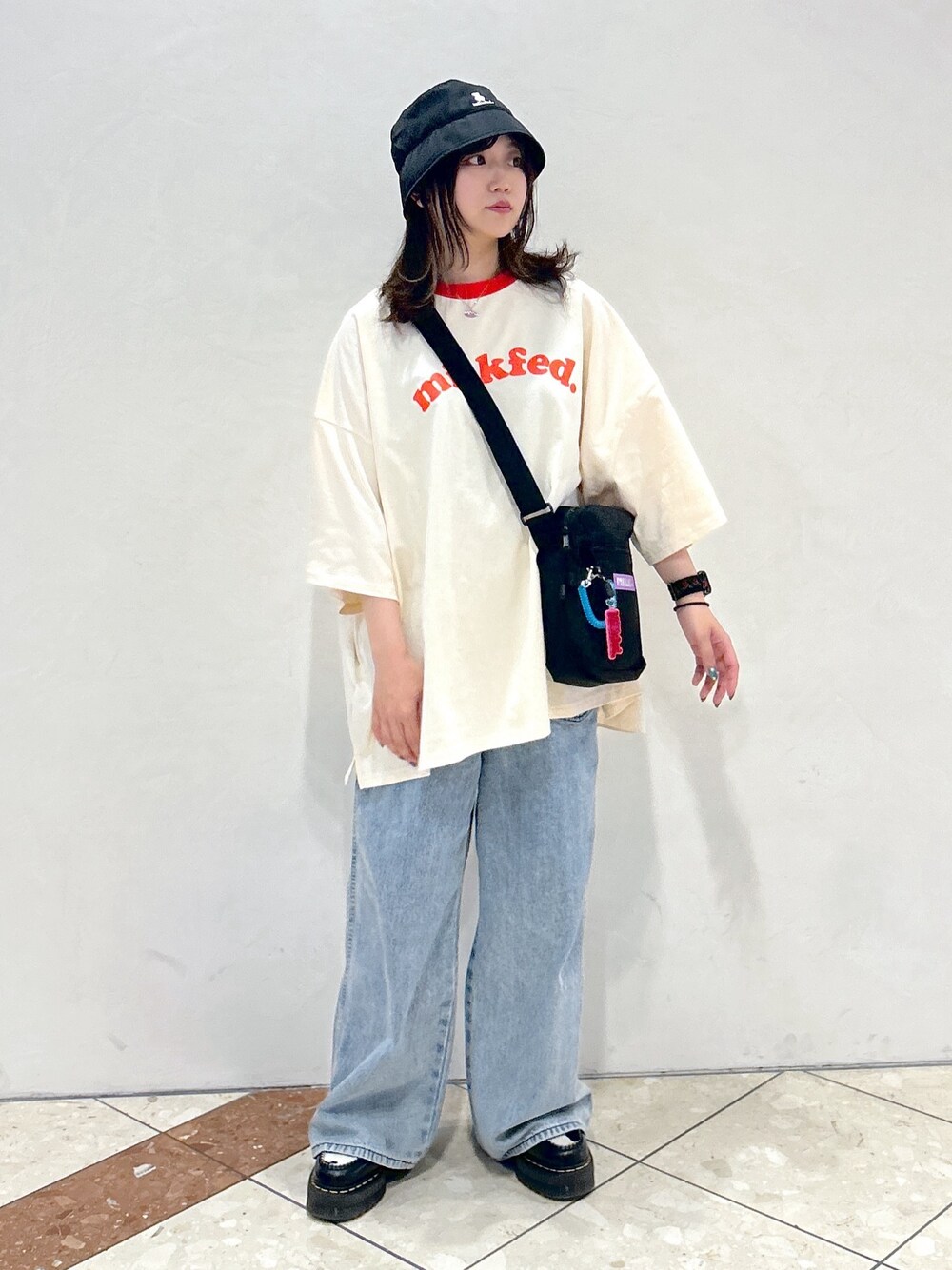 「ミルクフェド、ミルクフェド(MILKFED.)、MILKFED.、ビッグシルエット、ビッグT、ショルダーバッグ、バケハ、バケットハット、デニムパンツ、ワイドデニム、ストリート、カジュアルコーデ、ラクチンコーデ、お出かけコーデ、春のNewスタイル」｜「MILKFED.のBIG POCKETS PANTS（デニムパンツ、ブルー系）」を使った、レイナさん（レディース・154cm）の春コーディネートの1枚目の写真