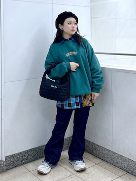 「アイテム（スニーカー、グレー系）」を使った、レイナさん（レディース・154cm）の秋コーディネート