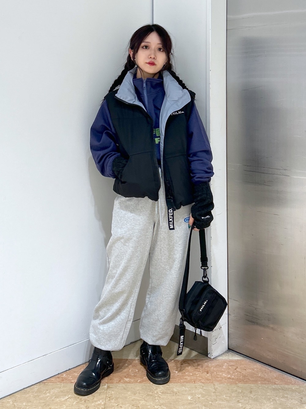 「Dr.Martens、MILKFED.、ミルクフェド、ミルクフェド(MILKFED.)、スウェットパンツ、パファーベスト、ベスト、スポーツミックス、ボーイズライク、メンズライク、アームウォーマー、ハーフジップ、骨格ウェーブ、重ね着ベストシーズン、休日スタイル」｜「MILKFED.のOVAL LOGO SWEAT PANTS（スウェットパンツ、グレー系）」を使った、レイナさん（レディース・154cm）の秋コーディネートの1枚目の写真