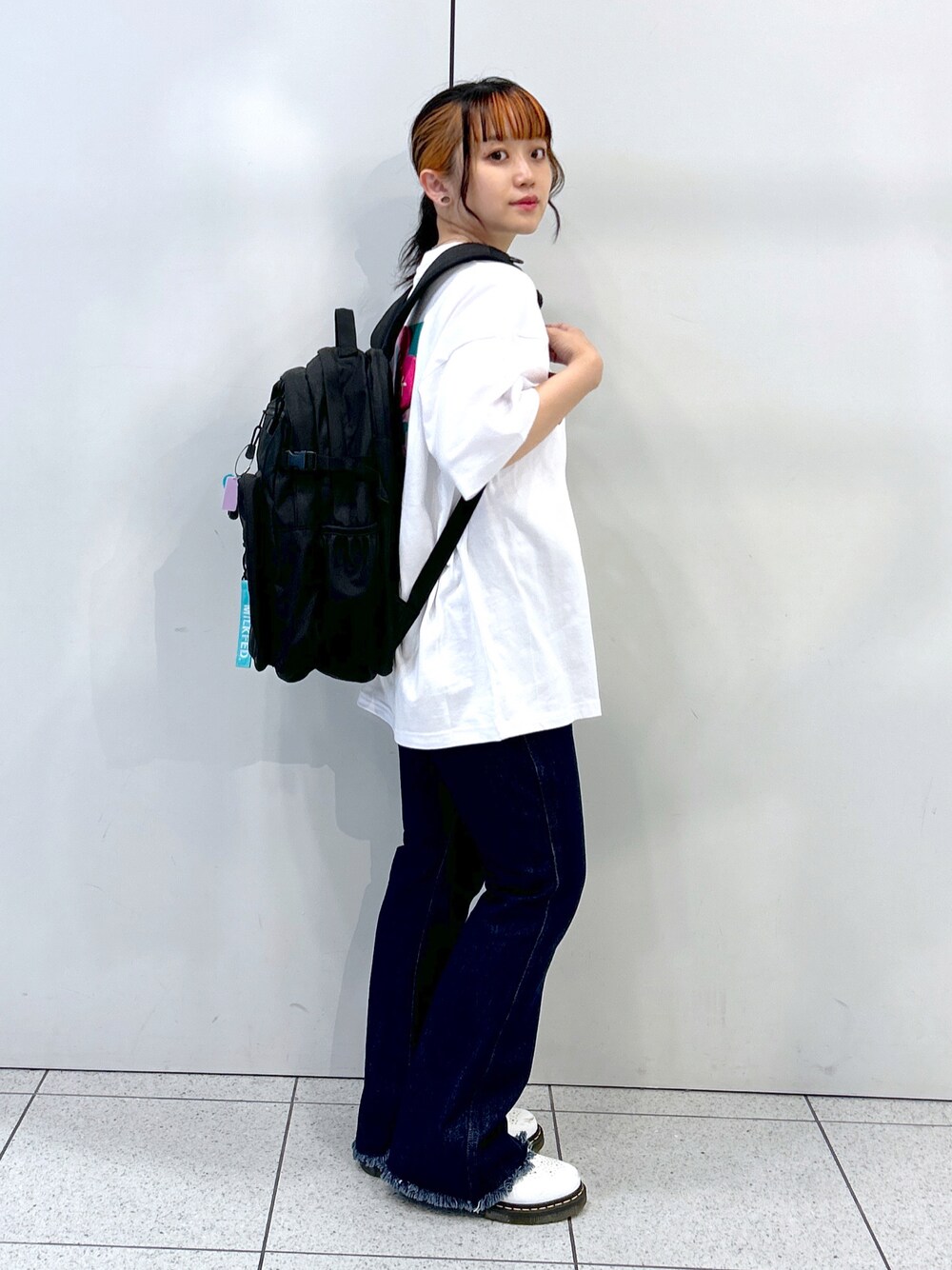 「みんなの白Tフェス、WEARyouthコーデ、夏だ！Tシャツ着よう！、ミルクフェド、ミルクフェド(MILKFED.)、MILKFED.、フレアデニム、バックパック、リュック、カジュアルコーデ、骨格ウェーブ、低身長コーデ、おしゃれさんと繋がりたい、リュックスタイル、ZOZOセール2023夏」｜「MILKFED.のHIGH WAIST FLARE JEANS（デニムパンツ、ブルー系）」を使った、レイナさん（レディース・154cm）の夏コーディネートの1枚目の写真