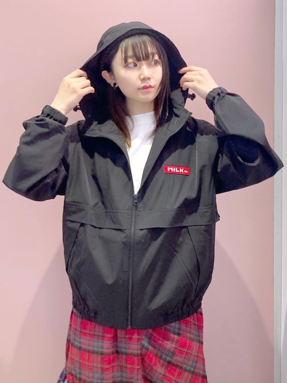 「ファッションを楽しもう、WEARyouthコーデ、ミルクフェド、ミルクフェド(MILKFED.)、MILKFED.、ティアードスカート、チェックスカート、マウンテンパーカー、ブルゾン、大人カジュアル、ストリート、お出かけコーデ」｜「MILKFED.のBACK LOGO BLOUSON（マウンテンパーカー、レッド系）」を使った、レイナさん（レディース・154cm）の秋コーディネートの1枚目の写真