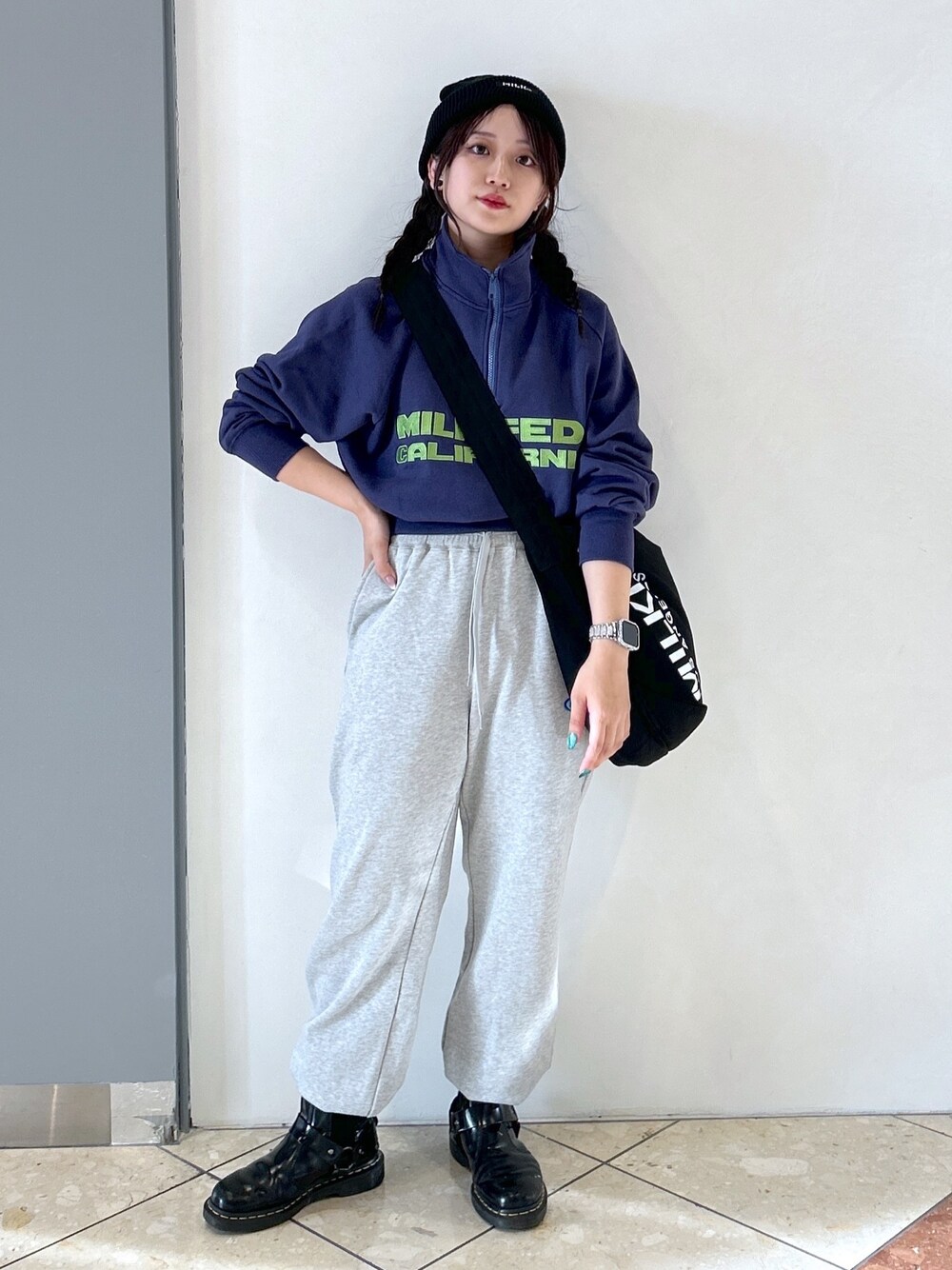 「ミルクフェド、ミルクフェド(MILKFED.)、MILKFED.、重ね着ベストシーズン、スウェットパンツ、ショルダーバッグ、ニット帽、Dr.Martens、ハーフジップ、ボーイッシュ、ボーイズライク、メンズライク、スポーツミックス、ストリート、大人カジュアル」｜「MILKFED.のSTAND COLLAR HALF ZIP SWEATSHIRT（スウェット、ブルー系）」を使った、レイナさん（レディース・154cm）の秋コーディネートの1枚目の写真