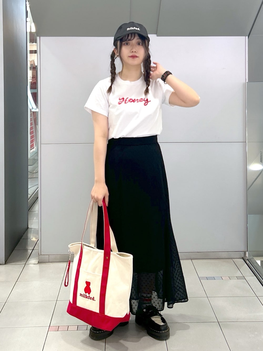 「ミルクフェド、ミルクフェド(MILKFED.)、MILKFED.、Tシャツ、マーメイドスカート、トートバッグ、aqostudiospace、韓国ブランド、キャップ女子、春服みてみて、大人かわいい、お出かけコーデ、お花見コーデ、ootd、きれいめコーディネート」｜「MILKFED.のICING SCRIPT COMPACT S/S TEE（Tシャツ/カットソー、レッド系）」を使った、レイナさん（レディース・154cm）の春コーディネートの1枚目の写真