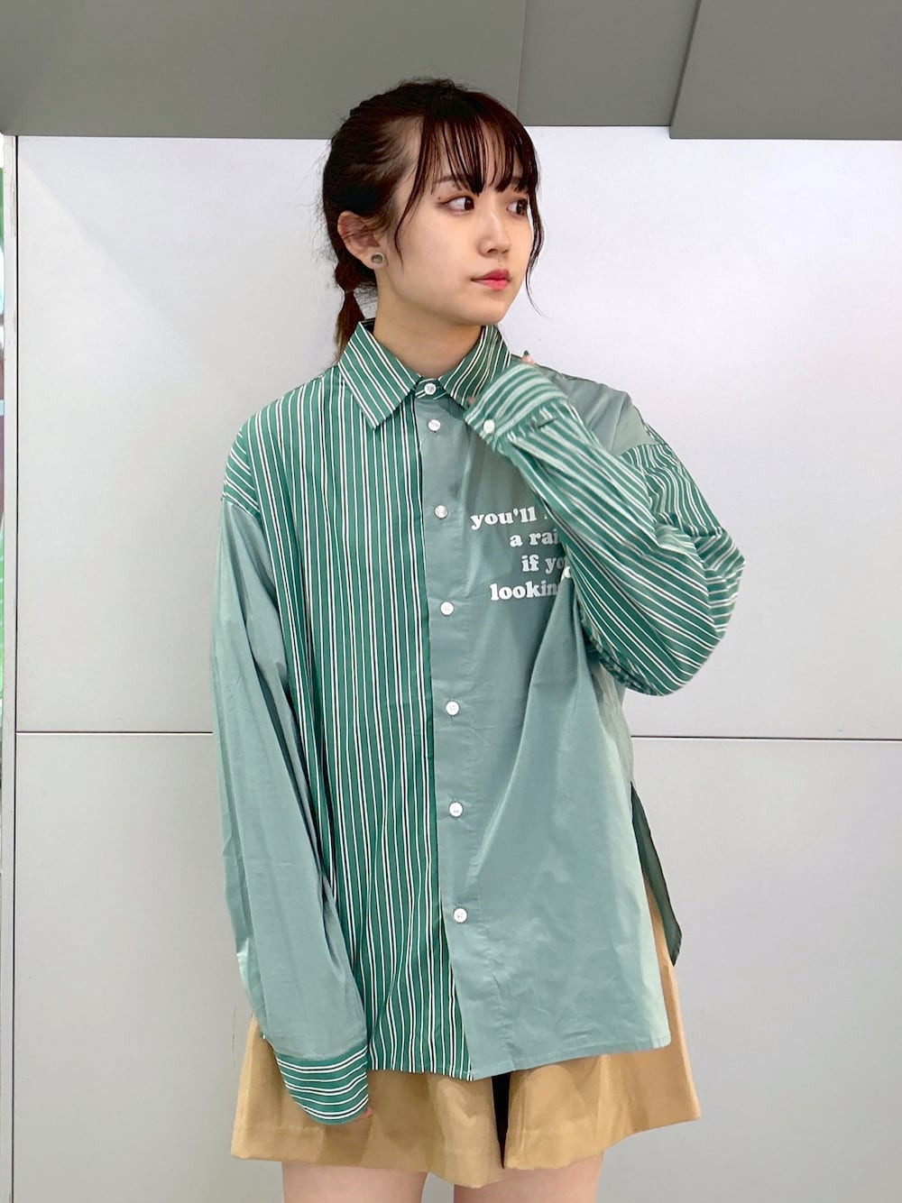 「大人カジュアル、大人女子、今日のコーデ、ミルクフェド(MILKFED.)、ミルクフェド、MILKFED.、milkfed._ootd、シャツスタイル、シャツコーデ、ストライプシャツ、骨格ウェーブ、雨の日コーデ、春夏コーデ」｜「MILKFED.のPANELED STRIPE SHIRT（シャツ/ブラウス、グリーン系）」を使った、レイナさん（レディース・154cm）の春コーディネートの1枚目の写真