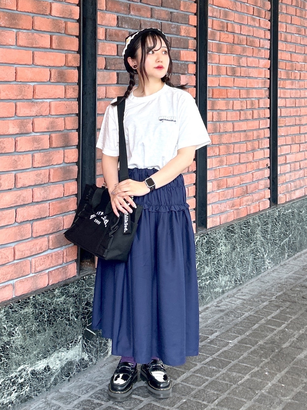 「ミルクフェド、ミルクフェド(MILKFED.)、MILKFED.、夏コーデ、夏だ！Tシャツ着よう！、クロシェ、クロシェハット、ショルダーバッグ、ワンピース、リラックススタイル、今日のコーデ、お出かけコーデ、大人ガーリー、ロゴT、ネイビー」｜「MILKFED.のRUFFLE BAG /2WAYショルダーバッグ トートバッグ/A4収納（ショルダーバッグ、ブラック系）」を使った、レイナさん（レディース・154cm）の夏コーディネートの1枚目の写真