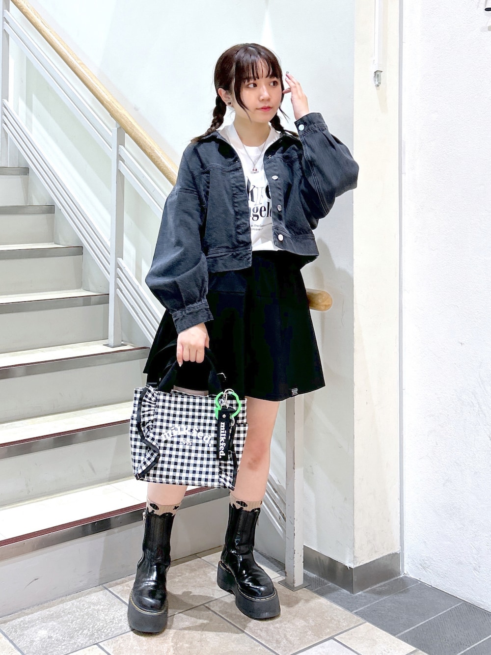 「デニムジャケット、ギンガムチェック、休日コーデ、ootd、骨格ウェーブ、ロゴT、おしゃれさんと繋がりたい、モードカジュアル、MILKFED.、ミルクフェド、XLARGE、キュロット、モノトーンコーデ、ミルクフェド(MILKFED.)、milkfed._ootd」｜「MILKFED.のDENIM JACKET（デニムジャケット、ブラック系）」を使った、レイナさん（レディース・154cm）の春コーディネートの1枚目の写真