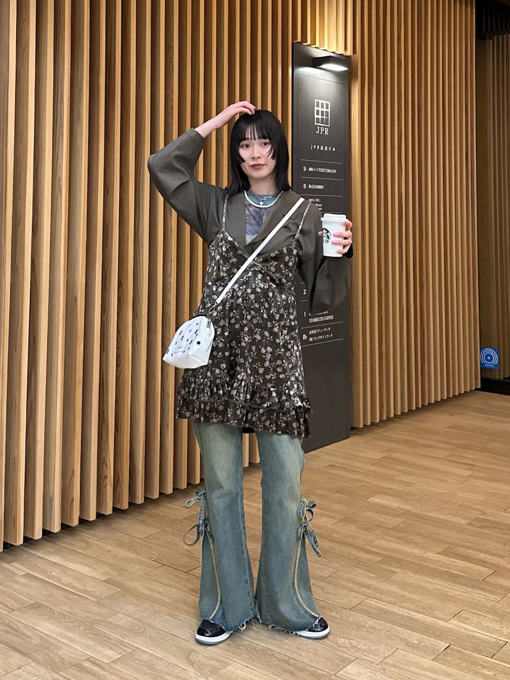 「CIAOPANICの裾リボンハイウエストフレアデニム（デニムパンツ、ベージュ系）」を使った、oairidaoさん（レディース・166cm）の冬コーディネートの1枚目の写真
