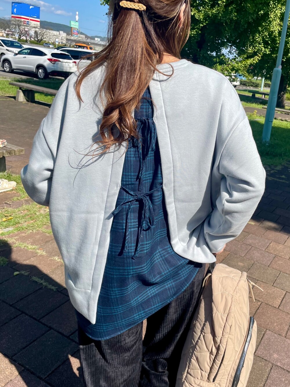 ホワイト系のスニーカー、グレー系のチュニック、ブラック系のその他パンツを着用したレディースの秋コーディネートの1枚目の写真
