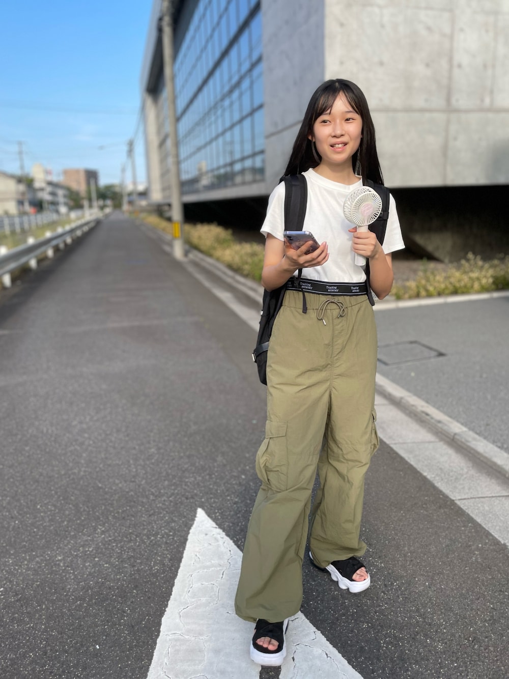 「ダンス、ダンスコーデ、カジュアルコーデ、初夏コーデ、リラックススタイル、パンツスタイル、今日のコーデ、カーゴパンツ、WEGO、WEGOコーデ、NIKE、サンダル、サンダルコーデ、JK、お洒落さんとつながりたい」｜「NIKEのアイテム（サンダル、ブラック系）」を使った、koharunomuraさん（レディース・160cm）の夏コーディネートの1枚目の写真