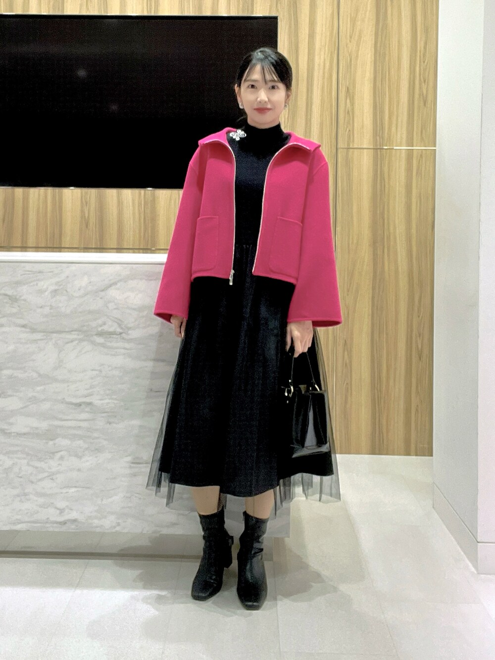 「お出かけコーデ、コート、チュールワンピ、ニットワンピース、お出かけスタイル、アナイ(ANAYI)、30代コーデ、骨格ウェーブ、デートコーデ、高身長コーデ、秋冬」｜「ANAYIのチュールドッキング ワンピース（ワンピース、ブラック系）」を使った、yasuda.eさん（レディース・162cm）の秋コーディネートの1枚目の写真
