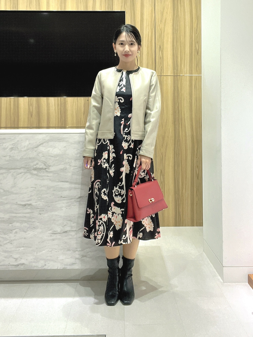 「アナイ(ANAYI)、デートコーデ、30代コーデ、ワンピース、秋冬コーデ、高身長コーデ、お出かけコーデ、骨格ウェーブ、フェミニン、柄ワンピース、レザー、上品」｜「ANAYIのアラベスクプリントワンピース（ワンピース、ブラック系）」を使った、yasuda.eさん（レディース・162cm）の秋コーディネートの1枚目の写真