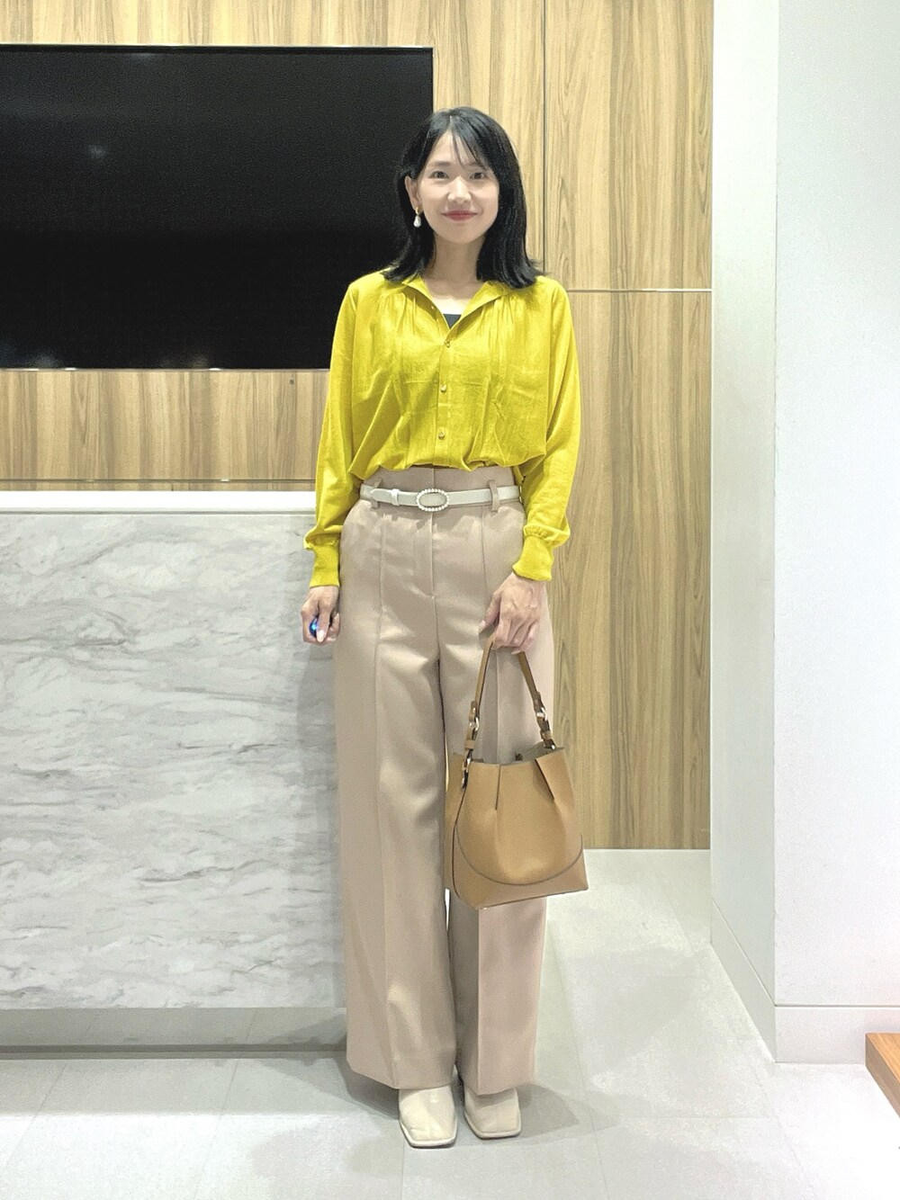 「秋服、ラクチンコーデ、高身長女子、アナイ(ANAYI)、ワイドパンツ、ベージュ、マスタードイエロー、30代コーデ、カーディガン」｜「ANAYIのエキストラメリノギャザークルー カーディガン（カーディガン/ボレロ、イエロー系）」を使った、yasuda.eさん（レディース・162cm）の秋コーディネートの1枚目の写真