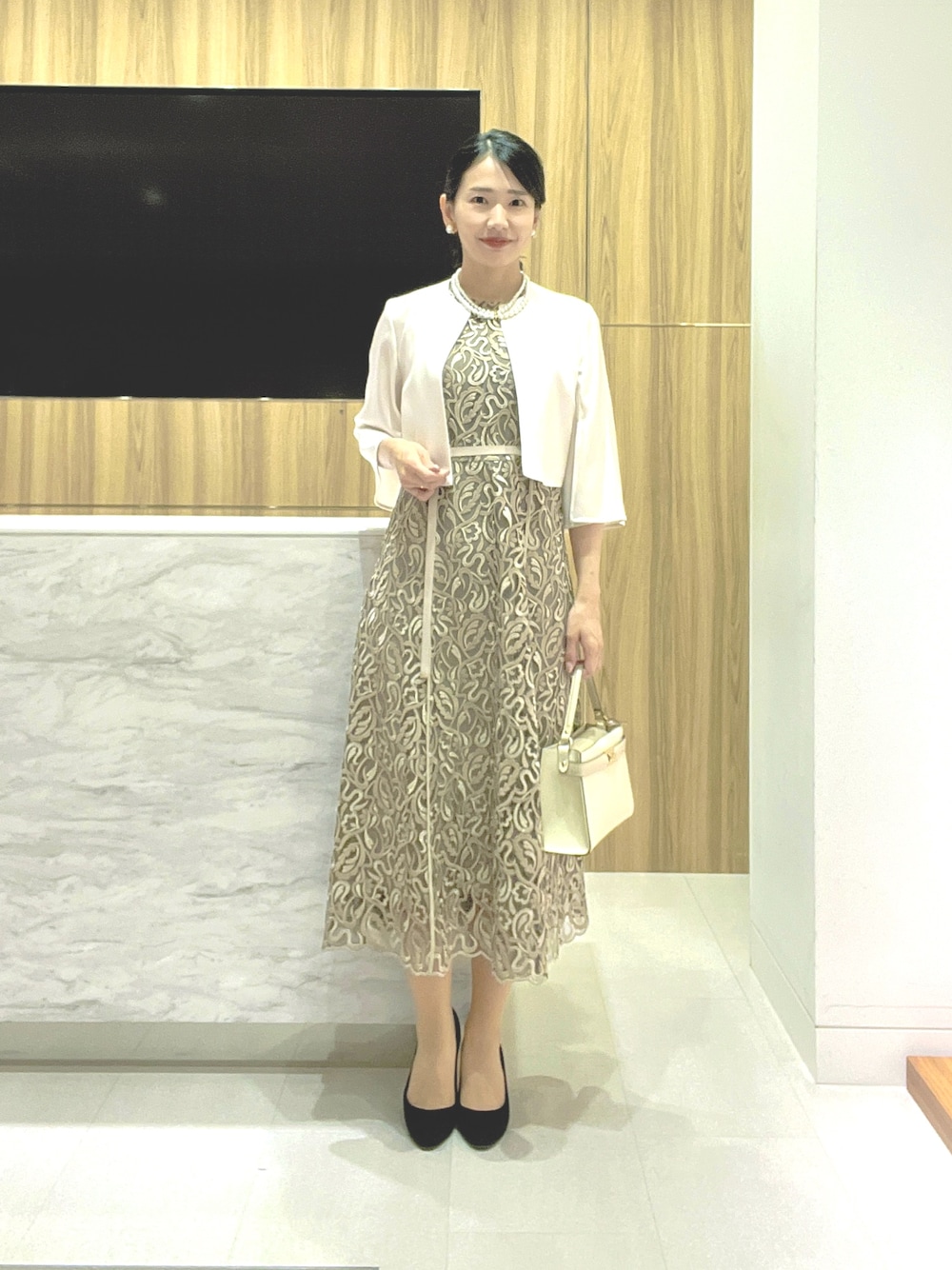 「きれいめコーデ、ワンピース、高身長女子、アナイ(ANAYI)、上品ワンピース、上品、お出かけコーデ、お食事会、30代コーデ、ホテルランチ」｜「ANAYIのリーフエンブロイダリーフレア ワンピース（ワンピース、ベージュ系）」を使った、yasuda.eさん（レディース・162cm）の冬コーディネートの1枚目の写真