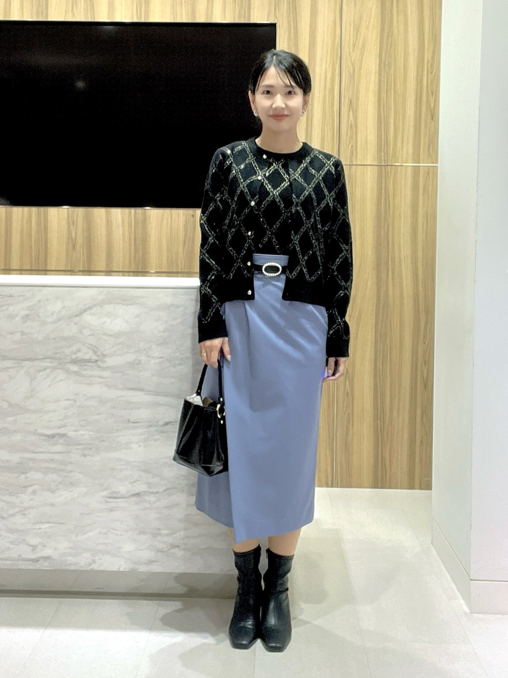 「カーディガン、タイトスカート、ブラック、ウール、裏起毛、アンサンブル、アーガイル柄、30代コーデ、アナイ(ANAYI)、骨格ウェーブ」｜「ANAYIのラメアーガイルプルオーバー（ニット/セーター、ブラック系）」を使った、yasuda.eさん（レディース・162cm）の冬コーディネートの1枚目の写真