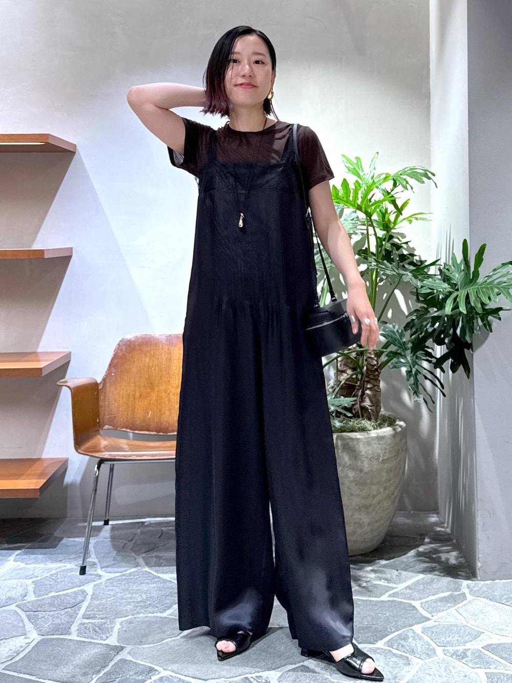 「PROVOKE for ADAM ET ROPÉ、25ss夏の新作、ベースレンジ、ママ、ママコーデ、大人、大人コーデ、バニティバッグ、ロンパース、キレイめカジュアル、春コーデ、初夏コーデ、デートコーデ、お出かけコーデ、旅行コーデ」｜「ADAM ET ROPE'のシュリンクミニバニティーバッグ（ショルダーバッグ、ブラック系）」を使った、KUBOTAさん（レディース・159cm）の春コーディネートの1枚目の写真