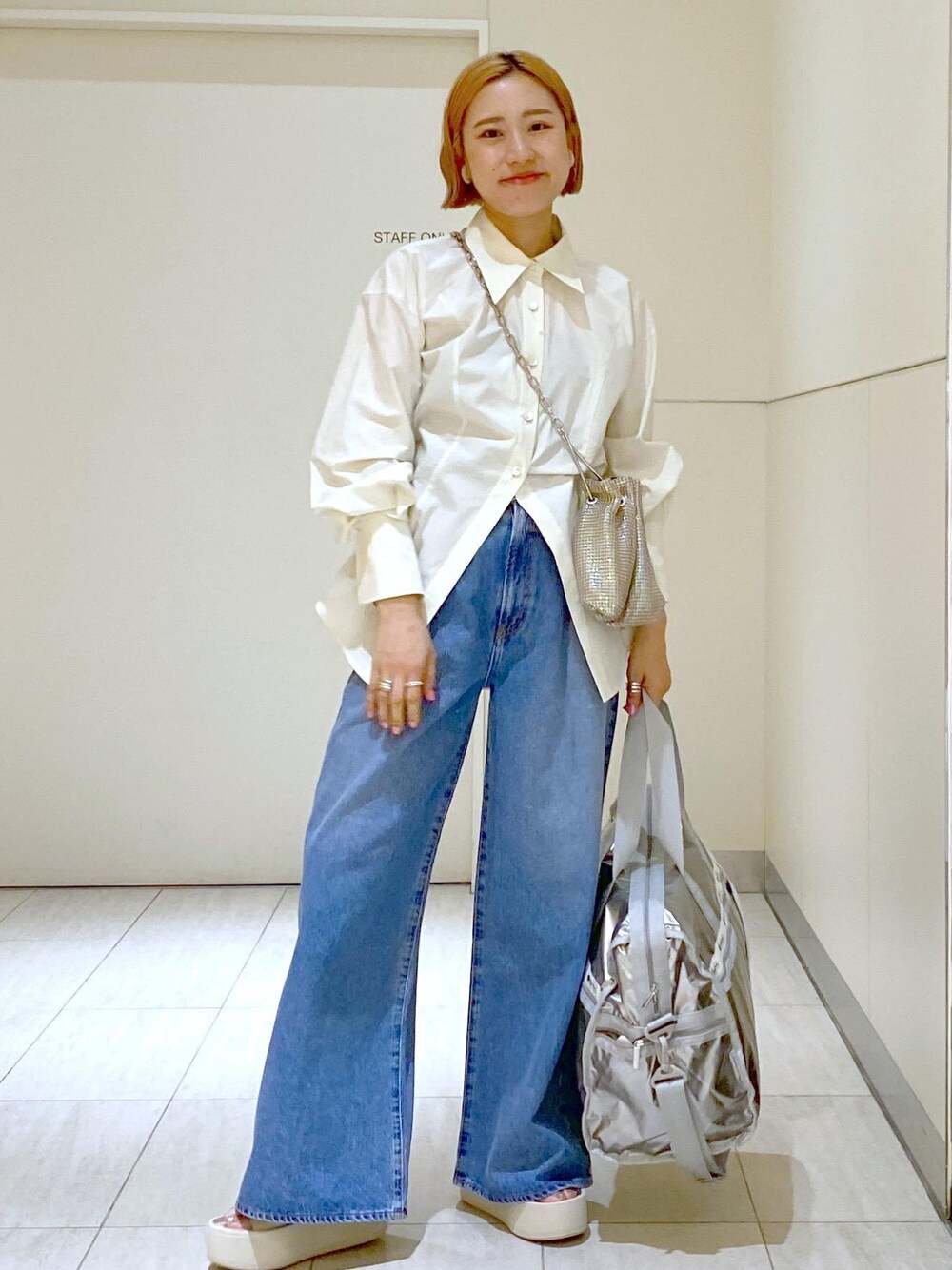 「BIGOTRE、ビゴター、LeSportsac for ADAM ET ROPE'、LeSportsac、DELUXE LG WEEKENDER、レスポートサック、レスポ、Paloma Barcelo、パロマバルセロ、24SS、24SS春の新作、ママコーデ、旅行、帰省、NEEDBY」｜「NEEDBY heritageの【NEEDBY for ADAM ET ROPE'】別注WIDE DENIM（デニムパンツ、ブルー系）」を使った、KUBOTAさん（レディース・159cm）の春コーディネートの1枚目の写真